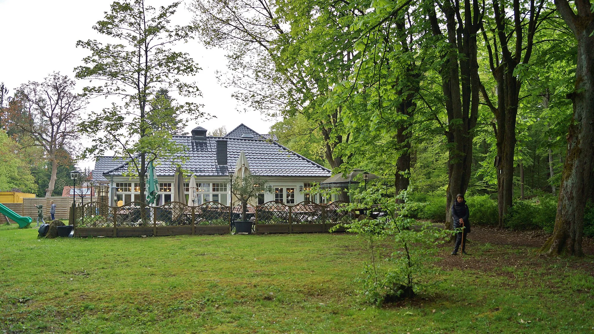 Photo showing: Gaststätte "Waldgeist zur Eiserne Hand", ehemaliger Bahnhof der Aartalbahn (Gleis am rechten Bildrand).