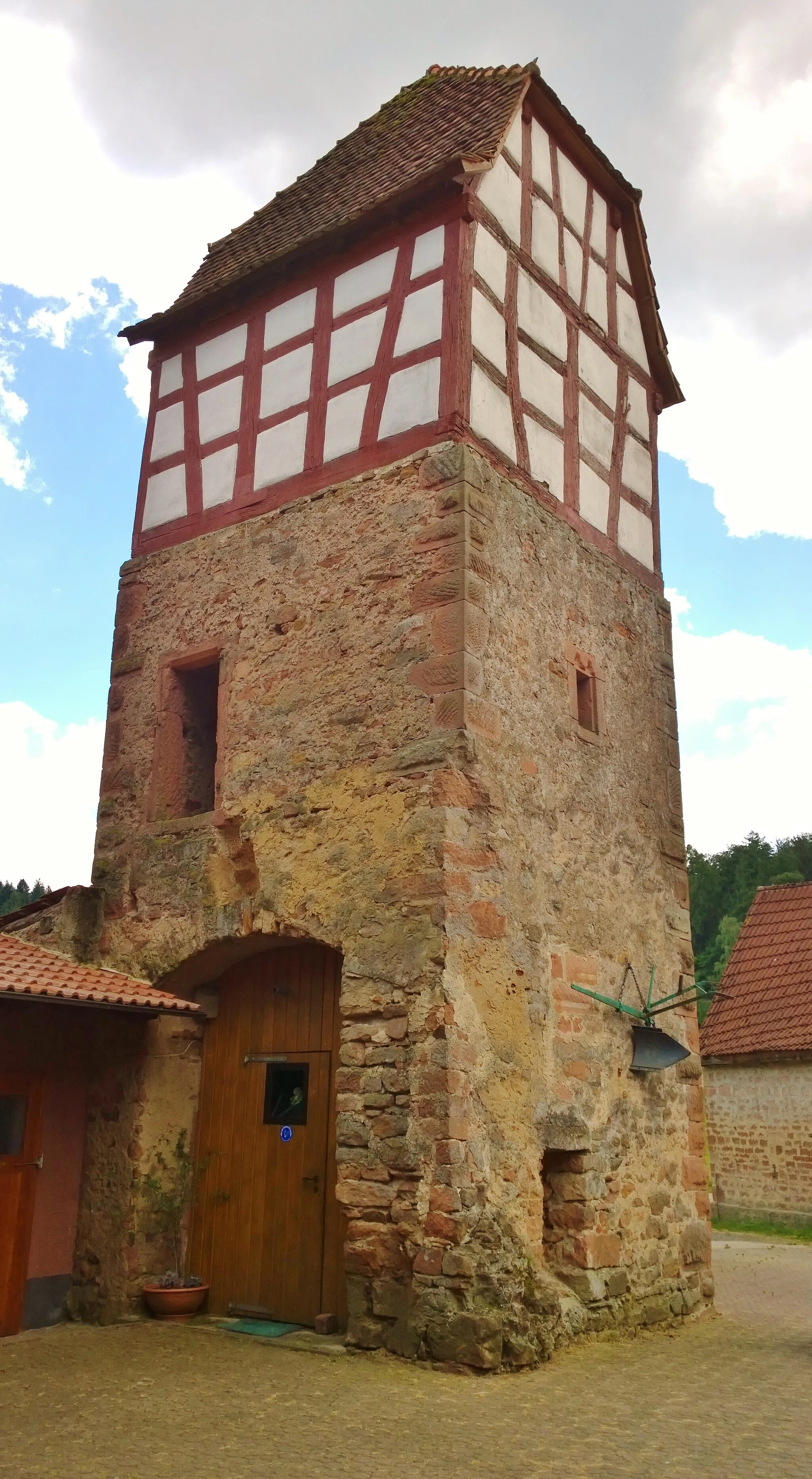 Photo showing: Der Torturm der ehemaligen Wasserburg aus Richtung Herrenhaus