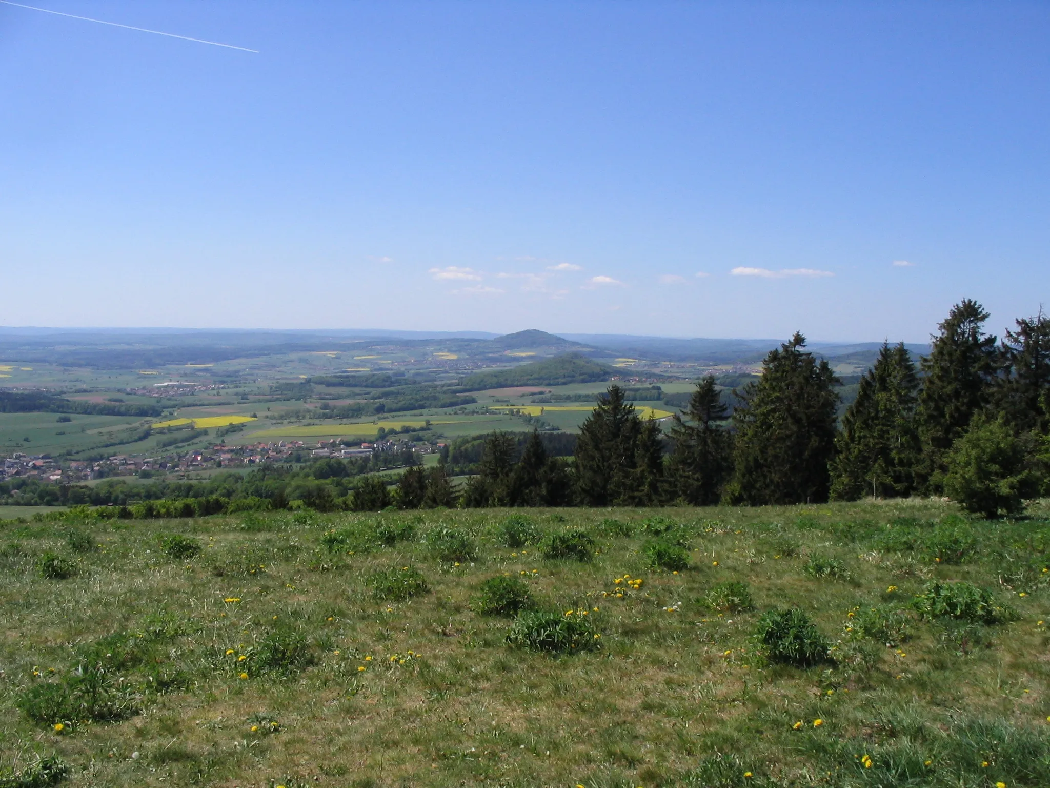 Photo showing: Blick von der Platzer Kuppe (737 m) nach Westen zum Dreistelzberg (660 m)