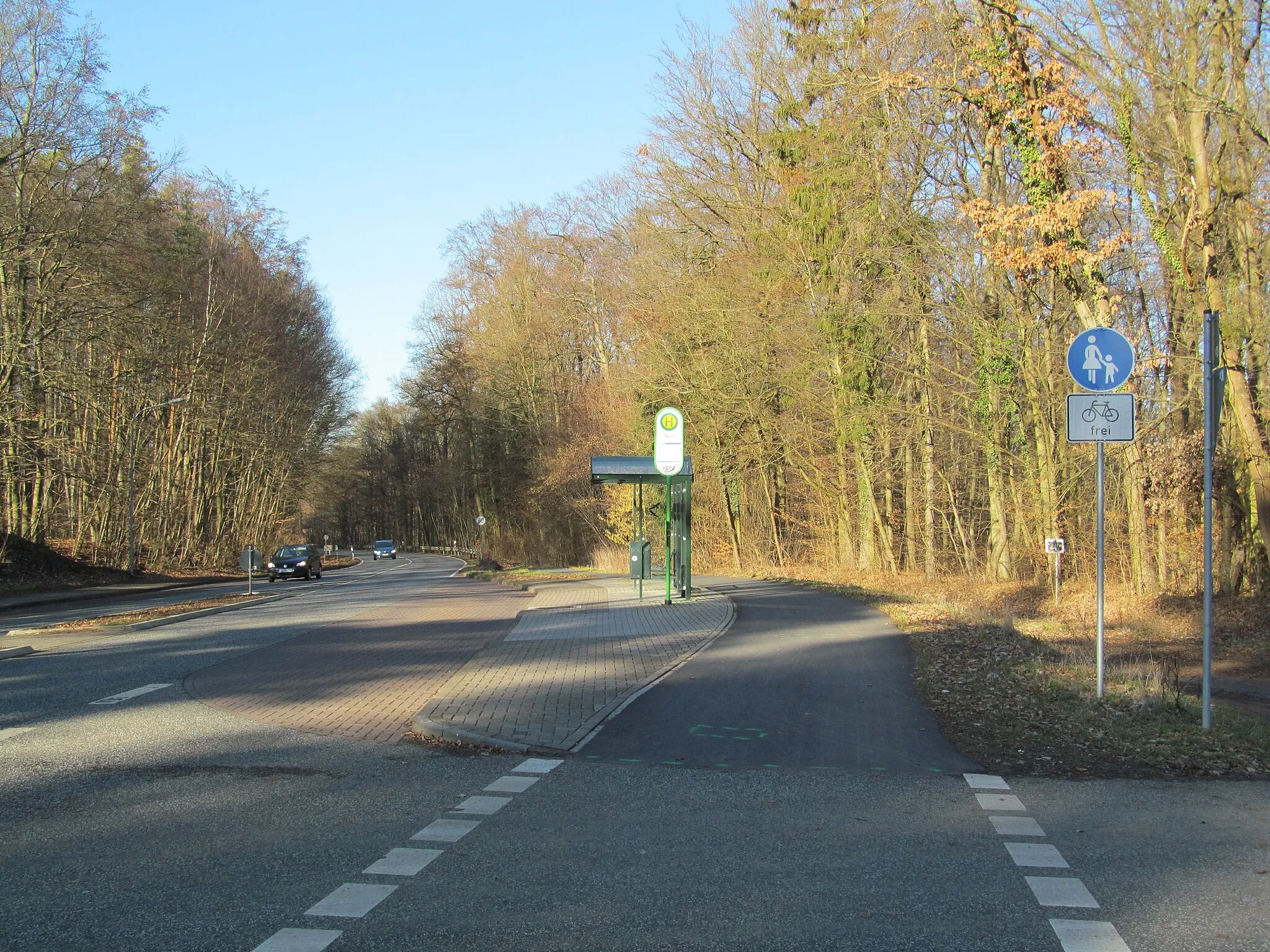 Photo showing: die Bushaltestelle Oberhof in der Gießener Straße in Linden-Leihgestern für die Fahrtrichtung Gießen