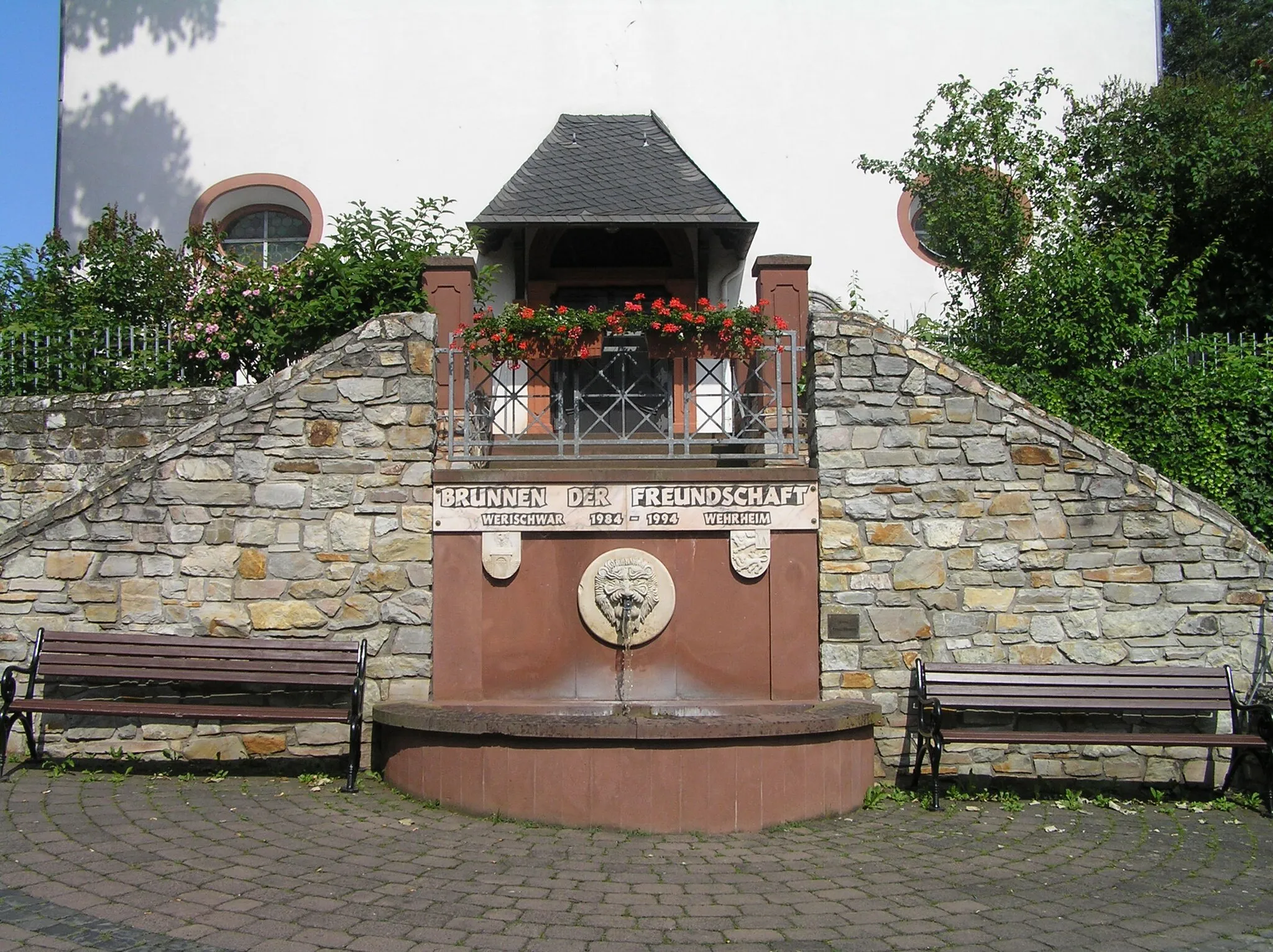 Photo showing: Wehrheim, Brunnen der Freundschaft, errichtet 1994 anläßlich des 10jährigen Jubiläums der Städtepartnerschaft mit Werischwar (ung:Pilisvörösvár). Der Brunnen befindet sich unterhalb der evangelischen Kirche neben dem Rathaus.