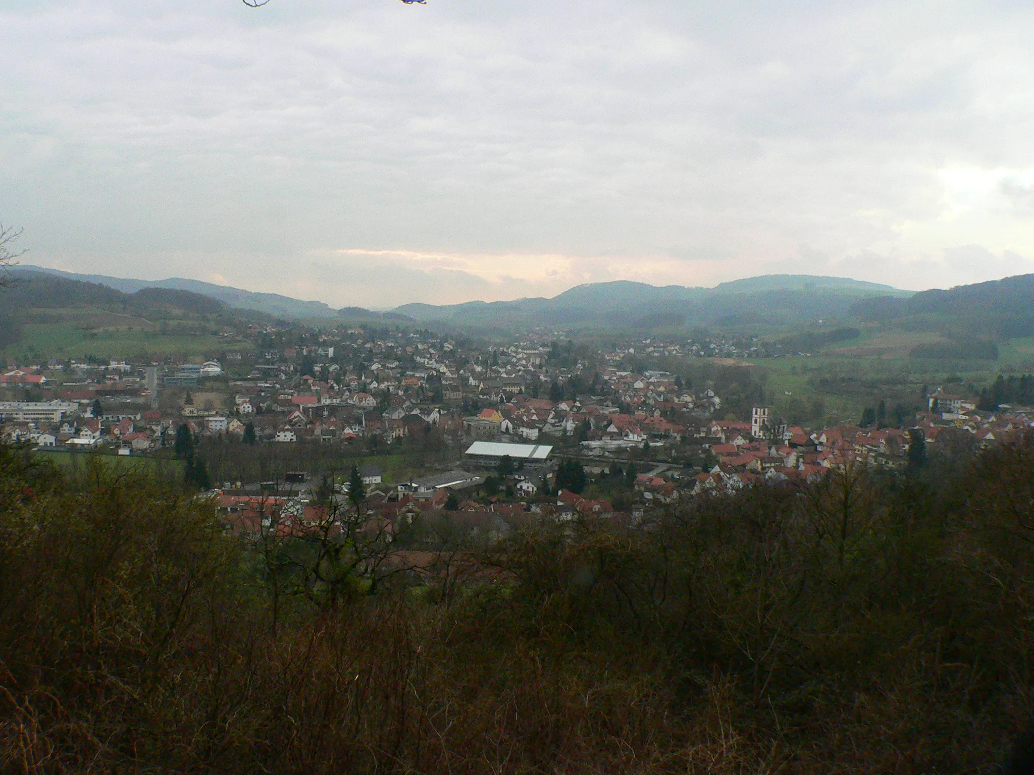 Photo showing: Ortsansicht von Reichelsheim, Odenwald, Hessen. Blick vom Reichenberg nach Südwesten auf Reichelsheim und das obere Gesprenztal zum Gumpener Kreuz.