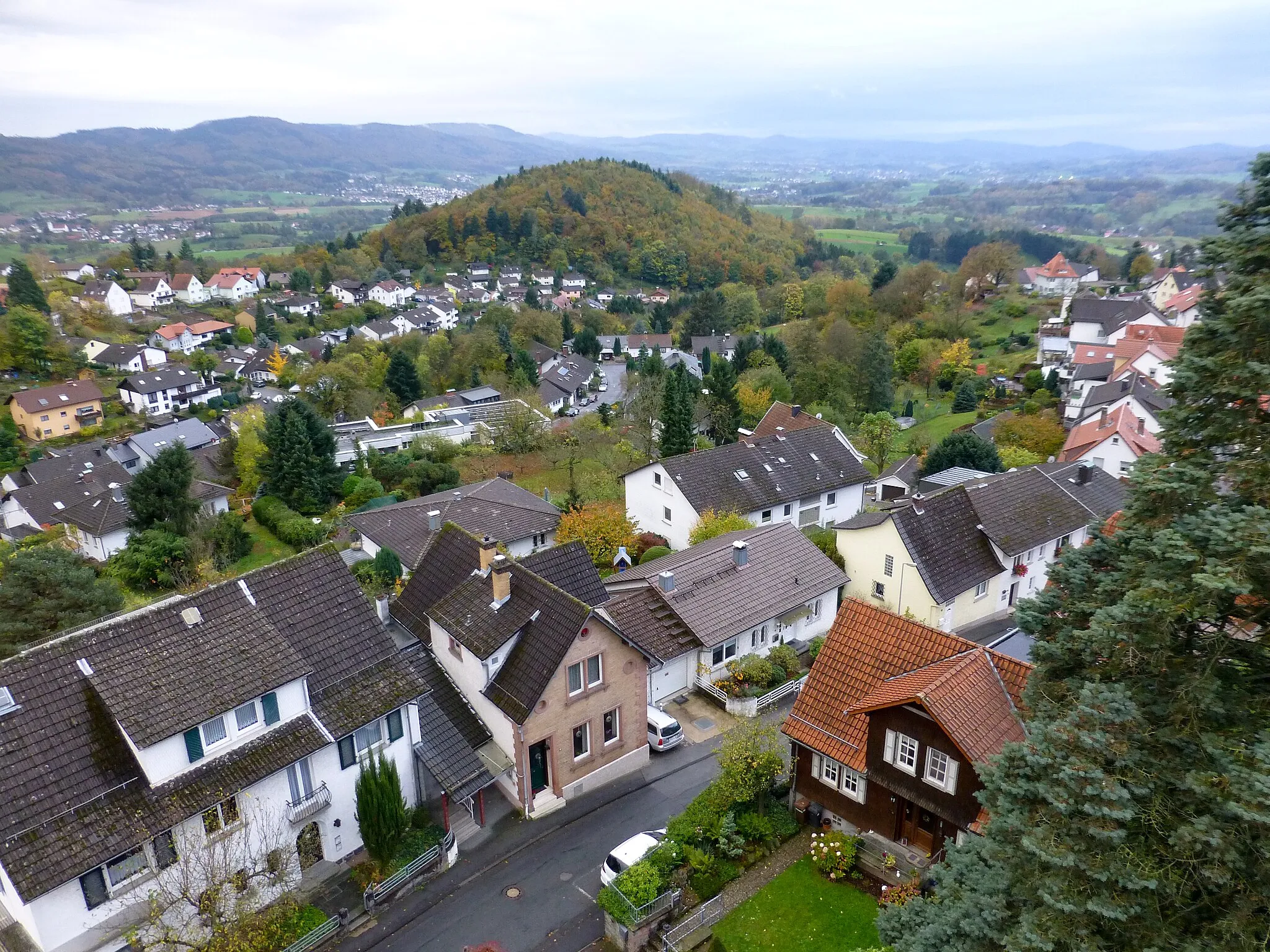 Photo showing: Blick vom Bürgerturm nach Süden über Lindenfels und den Berg Kapp ins Weschnitztal; links hinter dem Kapp Fürth im Odenwald und weiter links am Bildrand Krumbach; rechts hinter dem Kapp Rimbach