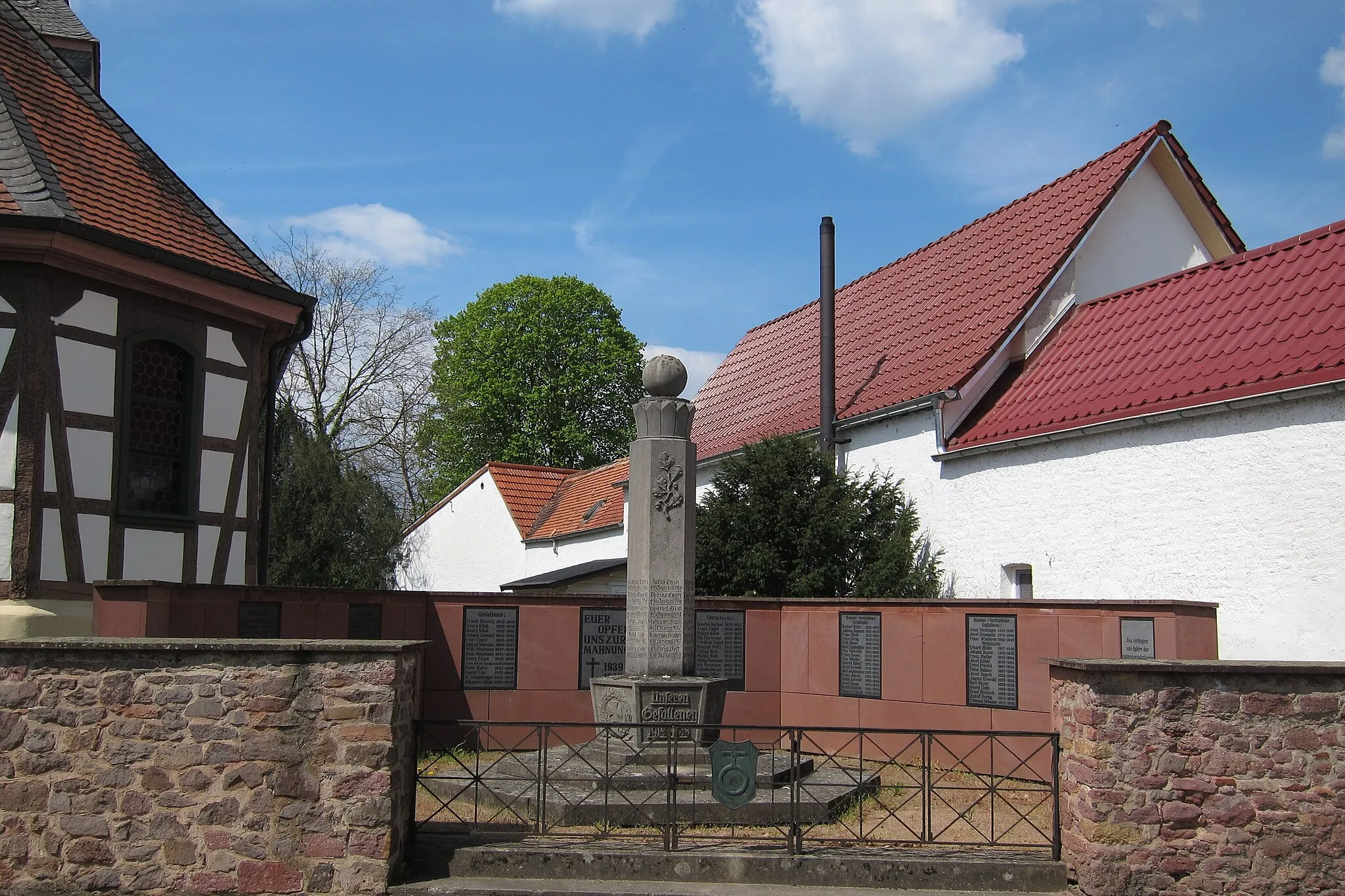 Photo showing: Kriegerdenkmal an der evangelischen Kirche in Worfelden