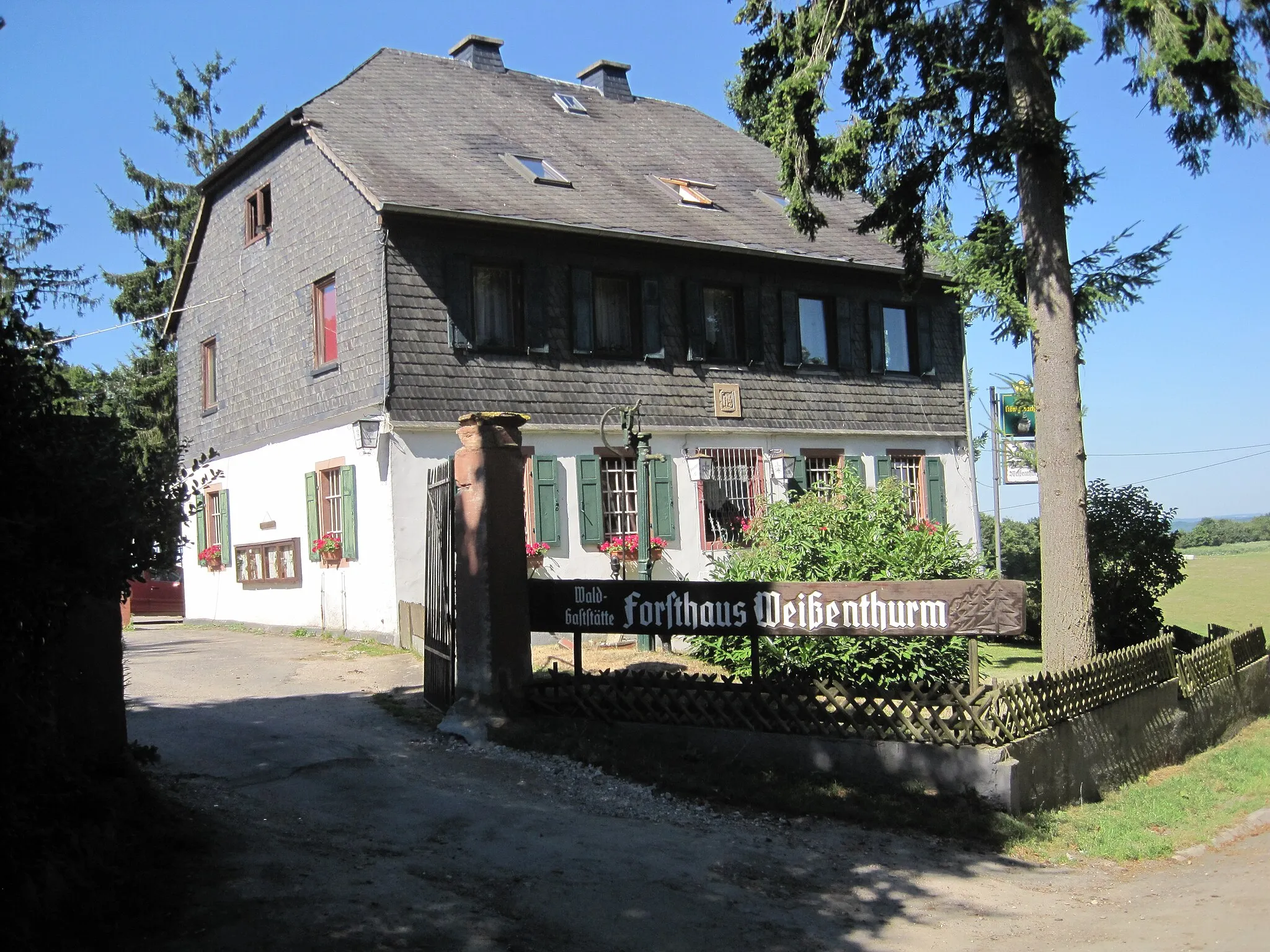 Photo showing: Ehemaliges Forsthaus Weißenthurm. Errichtet im 18. Jahrhundert, heute Gastronomie. Früherer Standort des Bollwerks Weißer Thurm des Rheingauer Gebücks. Das Bollwerk besaß einen Turm, der 1816 abgebrochen wurde. Presberg im Rheingau, Hessen.