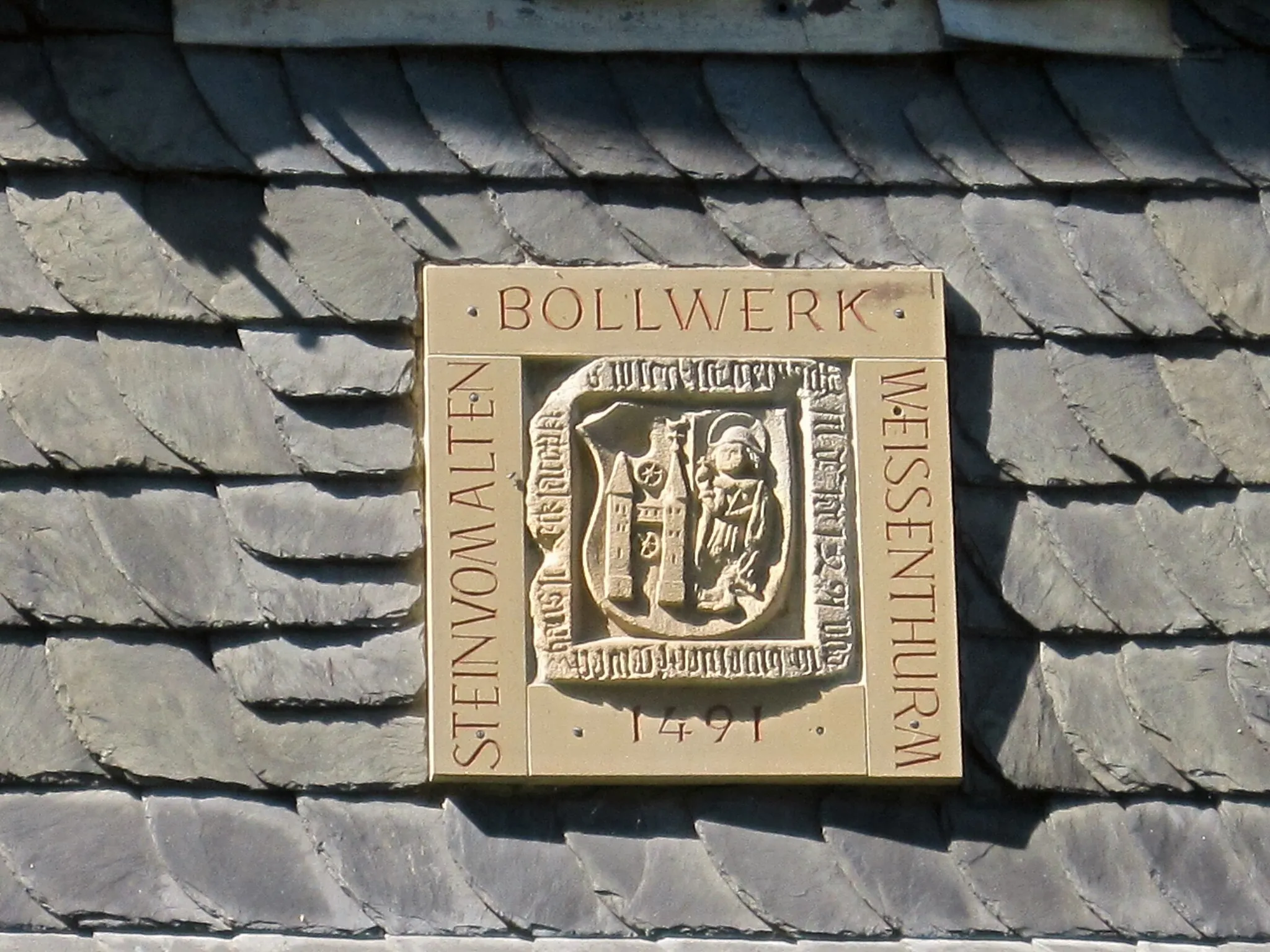 Photo showing: Abguss des Wappensteins von 1491 des ehemaligen Bollwerks Weißer Thurm des Rheingauer Gebücks. Das Original befindet sich seit 1816 im Museum Wiesbaden. Ostwand des ehemaligen Forsthauses Weißenthurm, Presberg im Rheingau, Hessen.
