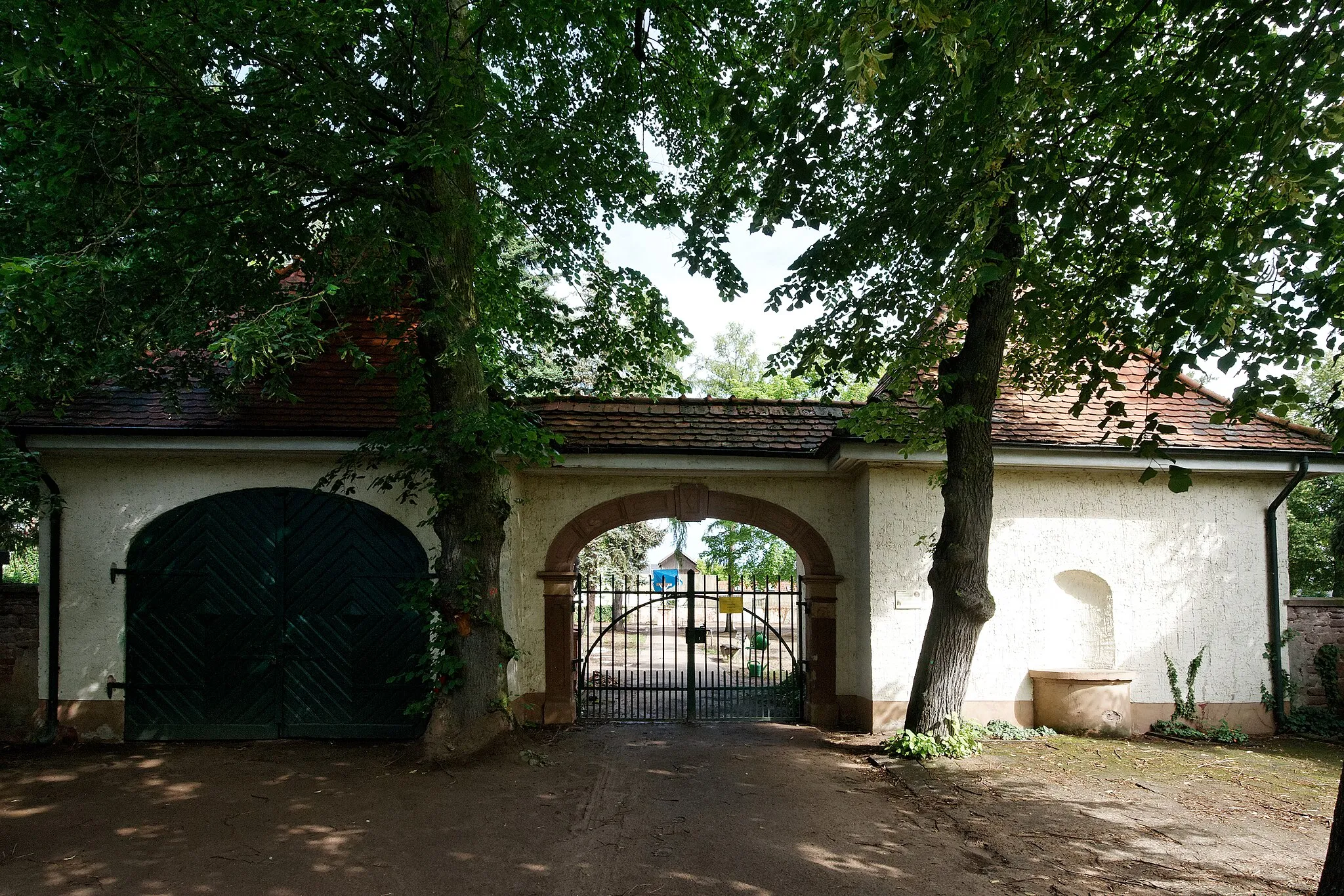 Photo showing: Friedhofsportal in Rodgau (Hessen), Stadtteil Nieder-Roden.