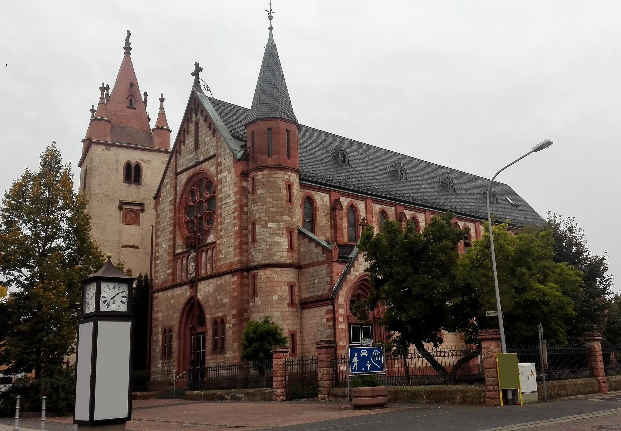 Photo showing: Parish Church St. Matthew in Rodgau-Nieder-Roden from its southside