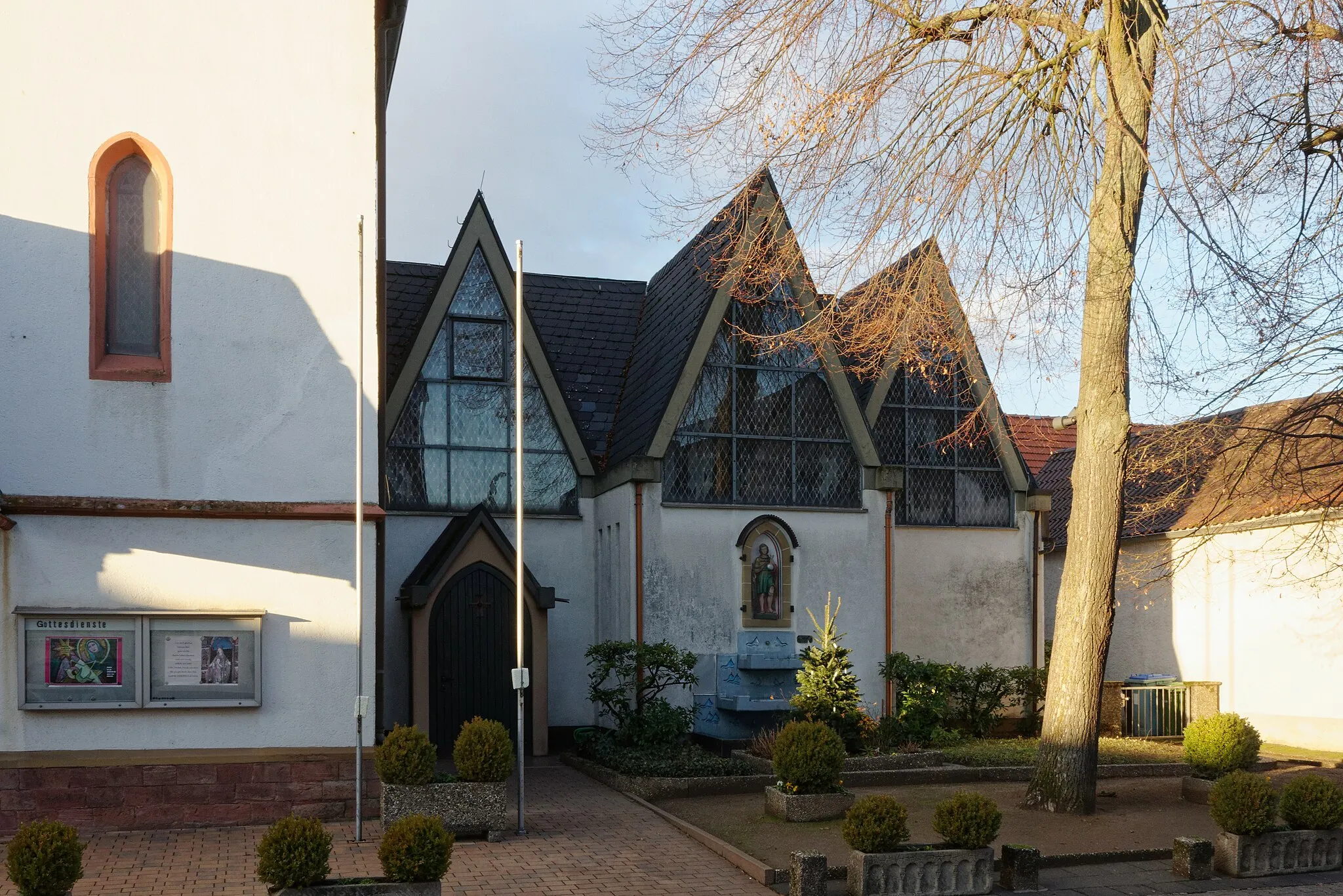 Photo showing: Katholische Kirche St. Rochus in Rodgau, Stadtteil Hainhausen: Anbau aus dem Jahr 1978