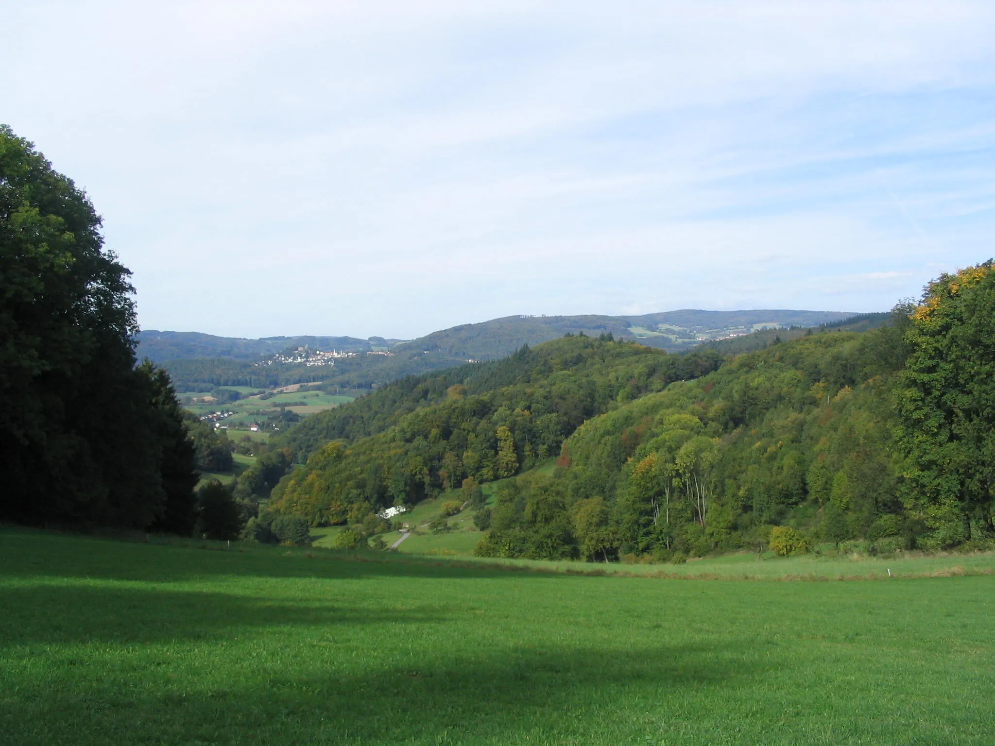 Photo showing: Brombachtal vor Lindenfels (links) mit Schenkenberg und Neunkircher Höhe (rechts) vom Eselstein aus (Odenwald)