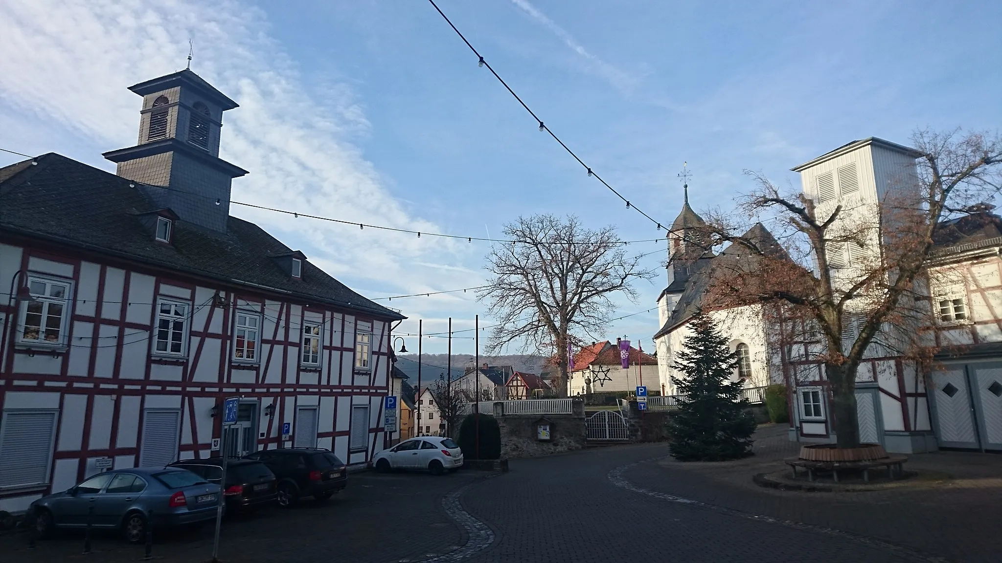 Photo showing: Der Lindenplatz mit evangelischer Kirche und Rathaus in der Vorweihnachtszeit