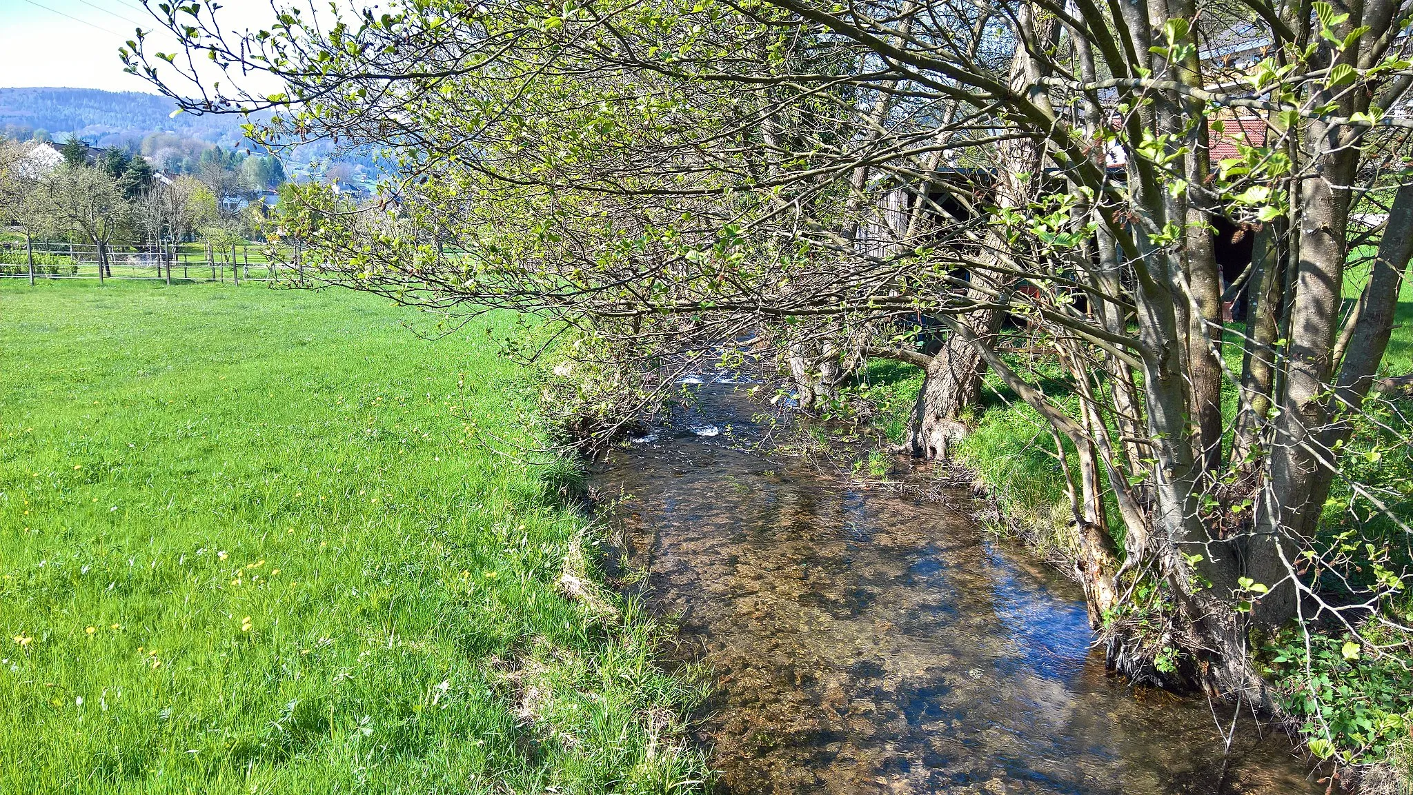 Photo showing: Blick von der Infotafel des Kulturweges über den Burgstall nach Südwesten zum Ort Dammbach entlang des Elsava Zuflusses Dammbach