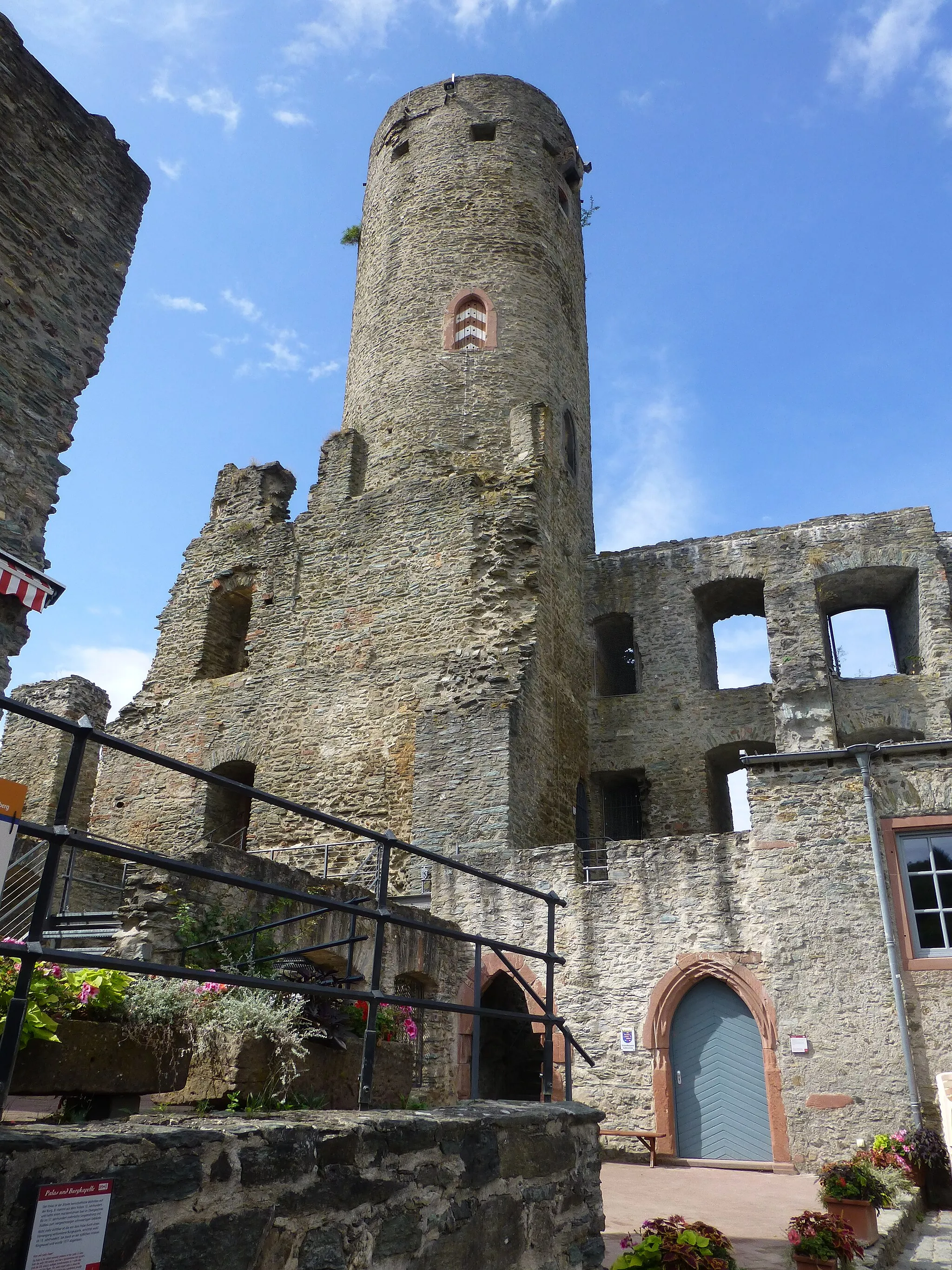 Photo showing: Bergfried vom Burghof aus gesehen; die rechte Spitzbogentür führt zum Standesamt der Burg