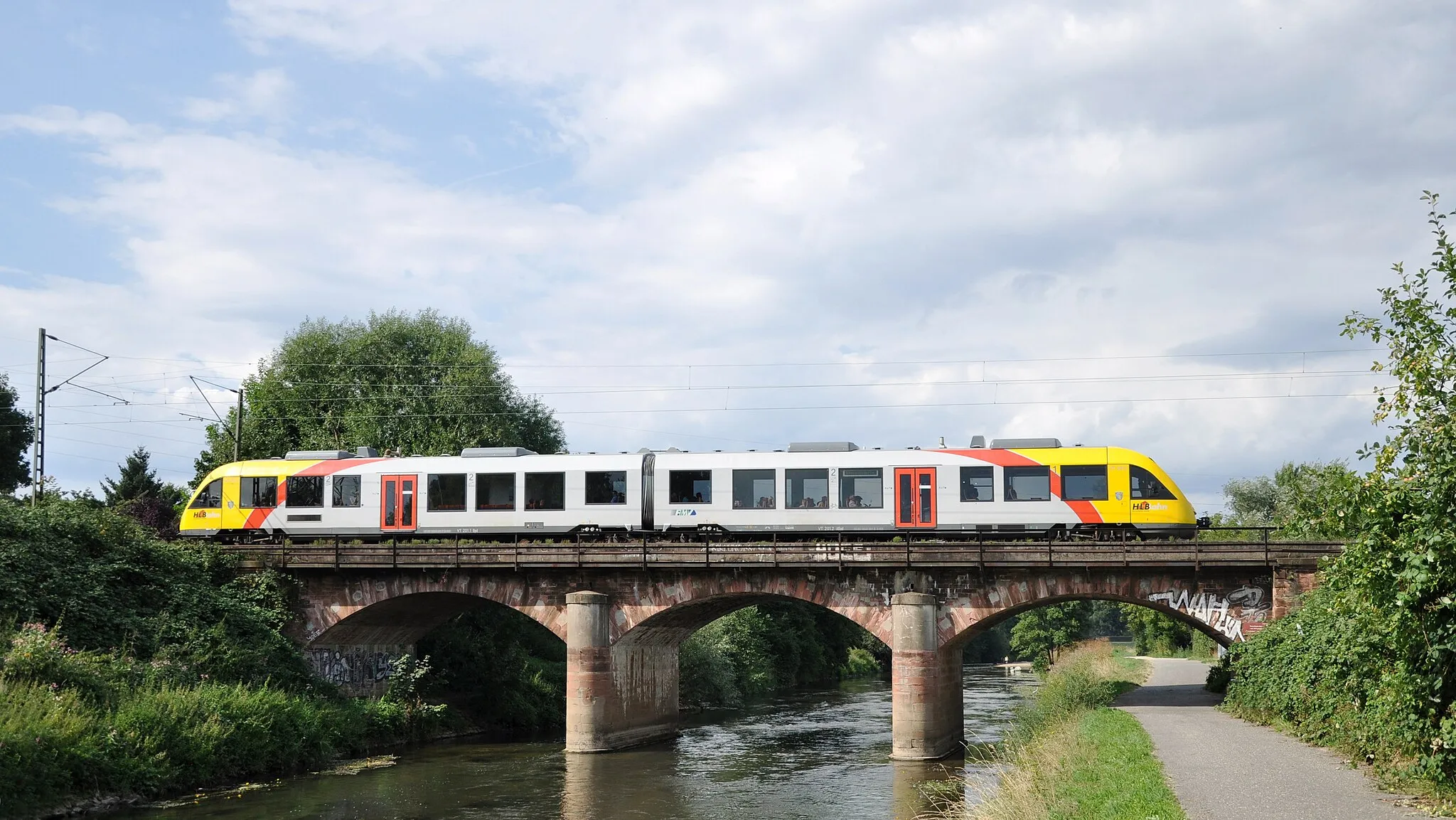 Photo showing: Die Brücke bei Frankfurt-Nied ist die älteste noch in Betrieb befindliche Eisenbahnbrücke in Deutschland (Eröffnung war 1838).