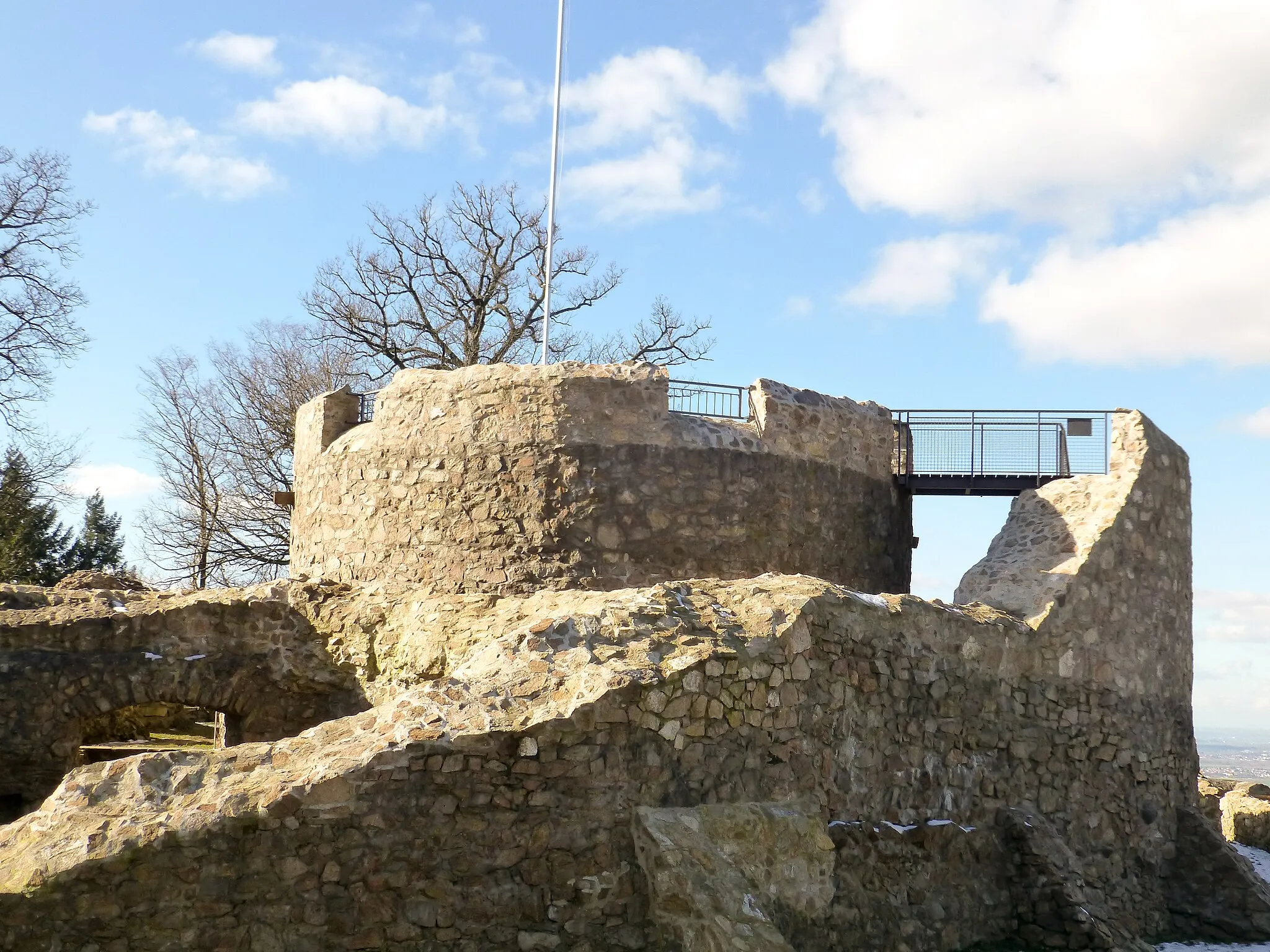 Photo showing: Burg Tannenberg mit neu gestaltetem Bergfried; Blick von der Ostseite außerhalb der Burgmauer