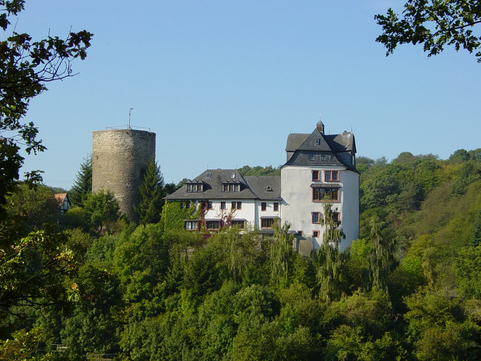 Photo showing: Burg in Cleeberg (1150, Privatbesitz), Ortsteil von Langgöns, fotografiert vom gegenüberliegenden Hügel Cleebaum