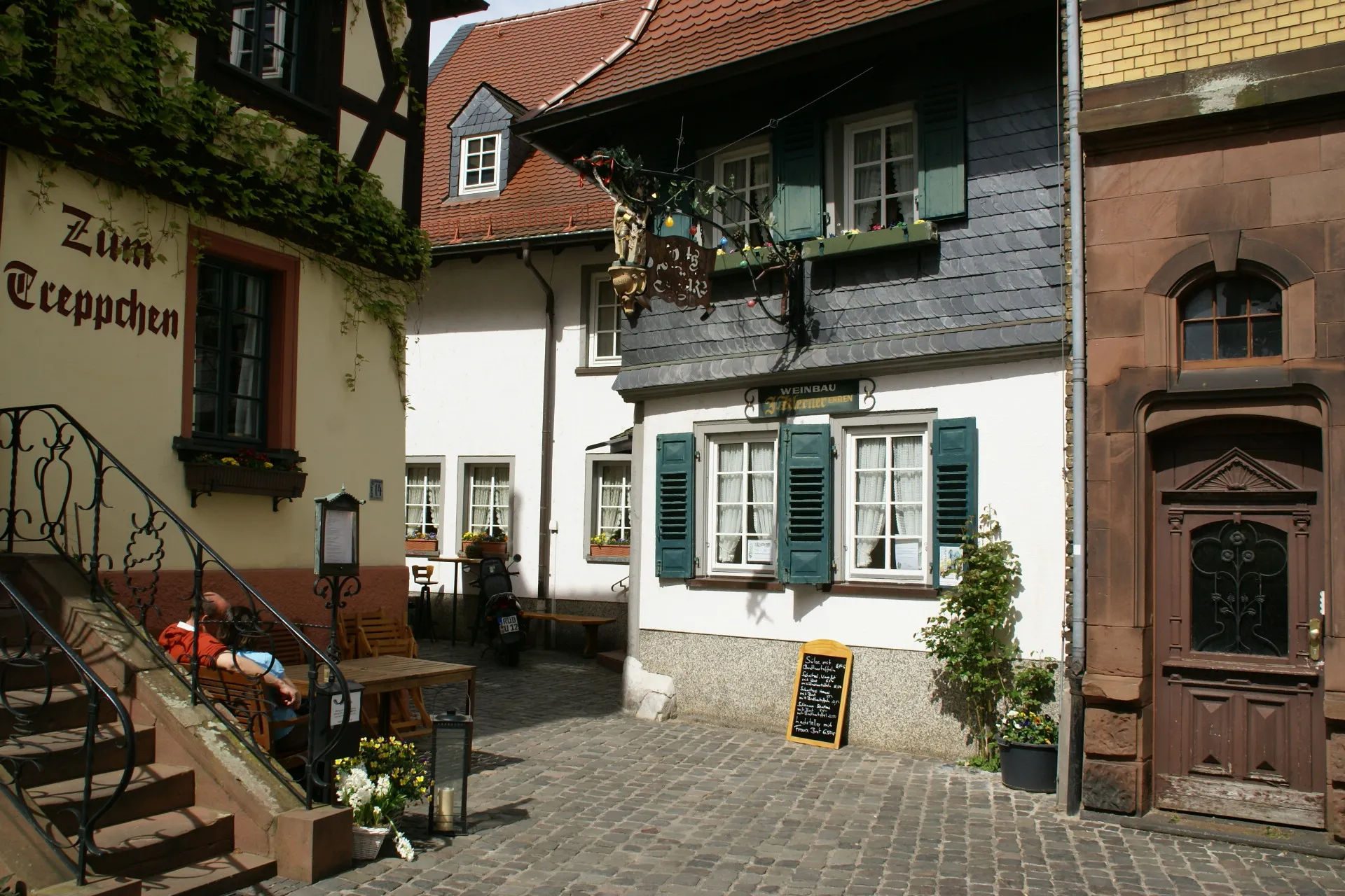 Photo showing: Kirchgasse (Church Street) in Walluf near Wiesbaden, GErmany