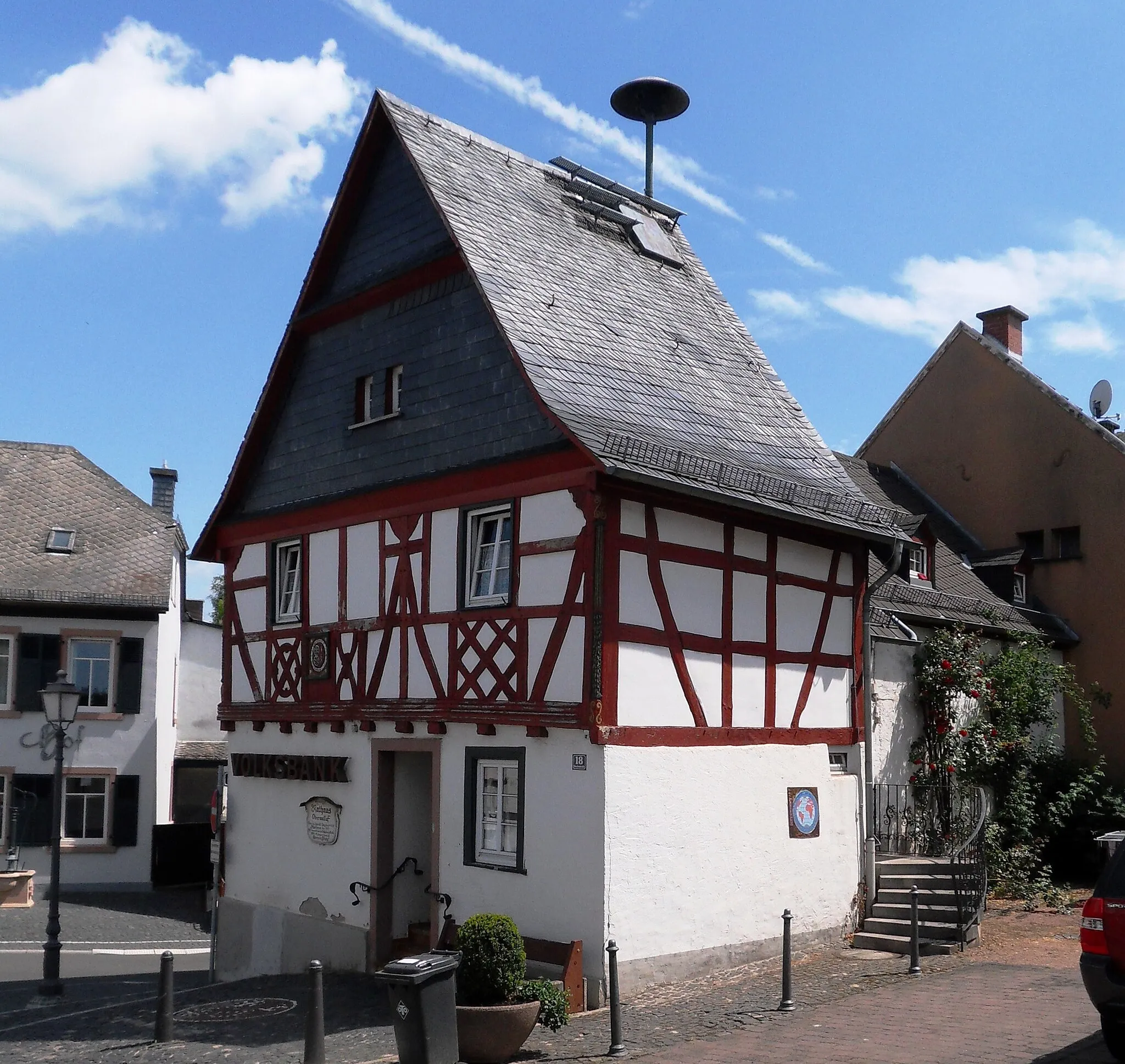 Photo showing: Blick von Südwesten auf das Rathaus von Oberwalluf in der Marktstraße