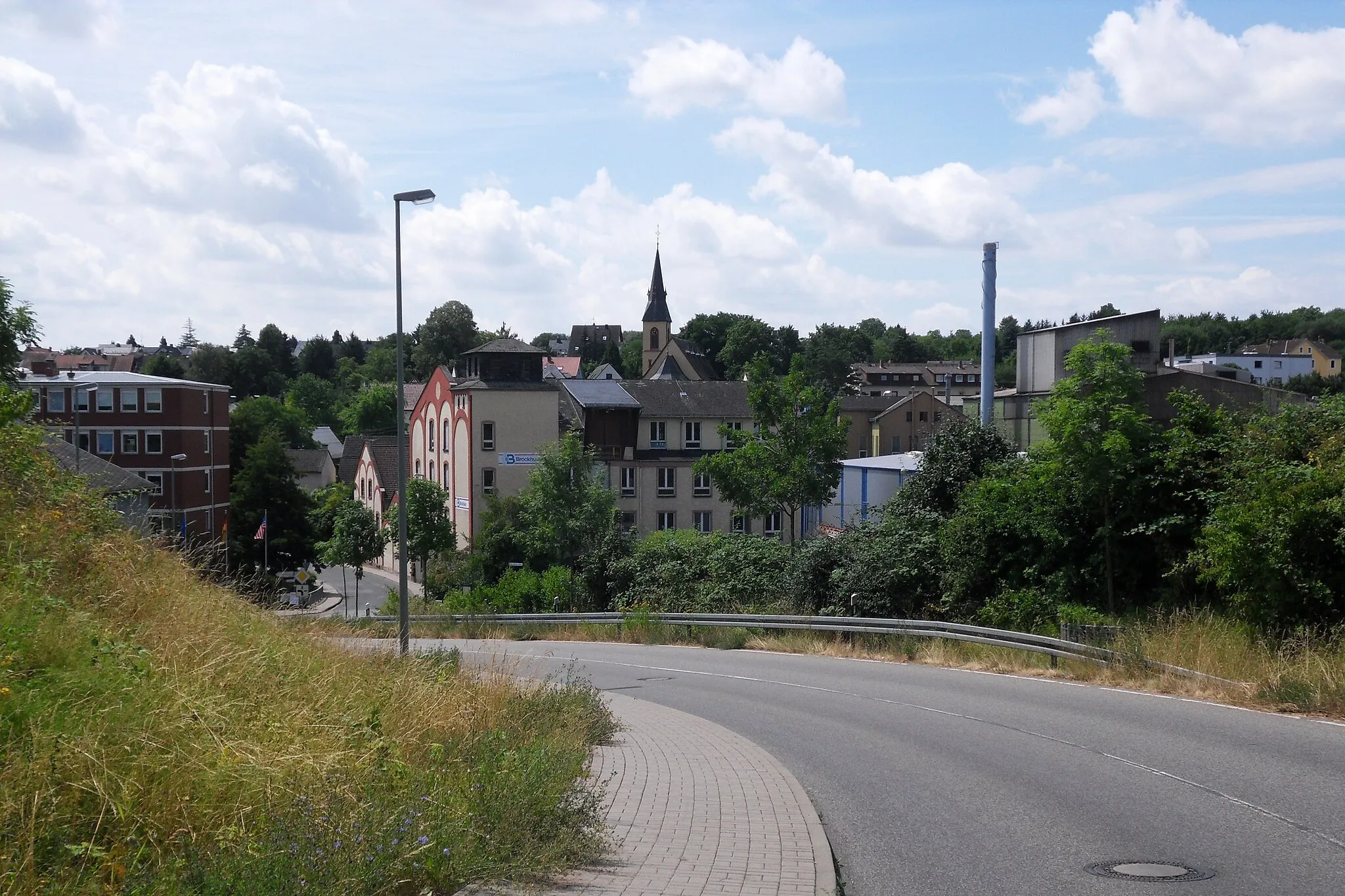 Photo showing: Blick auf Oberwalluf mit der Firma Brockhues und der Pfarrkirche St. Martin, gesehen vom Schachweg, der Verbindung zwischen der Bundesstraße 260 und dem Ort aus Richtung Nordosten