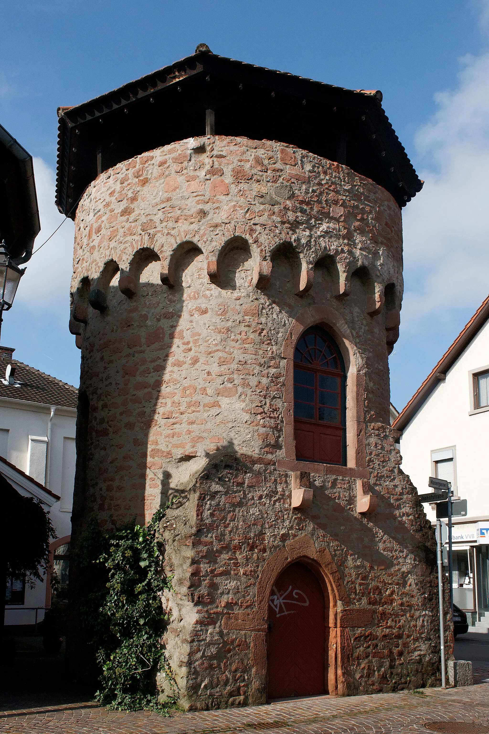 Photo showing: Turm an der Westseite der ehemaligen Stadtmauer von Seligenstadt (Hessen). Wegen seiner gedrungenen Proportionen wurde der Turm nach einem Trinkgefäß als Sturmpfaul benannt. Im 16./17. Jahrhundert wurde er als Gefängnis genutzt.