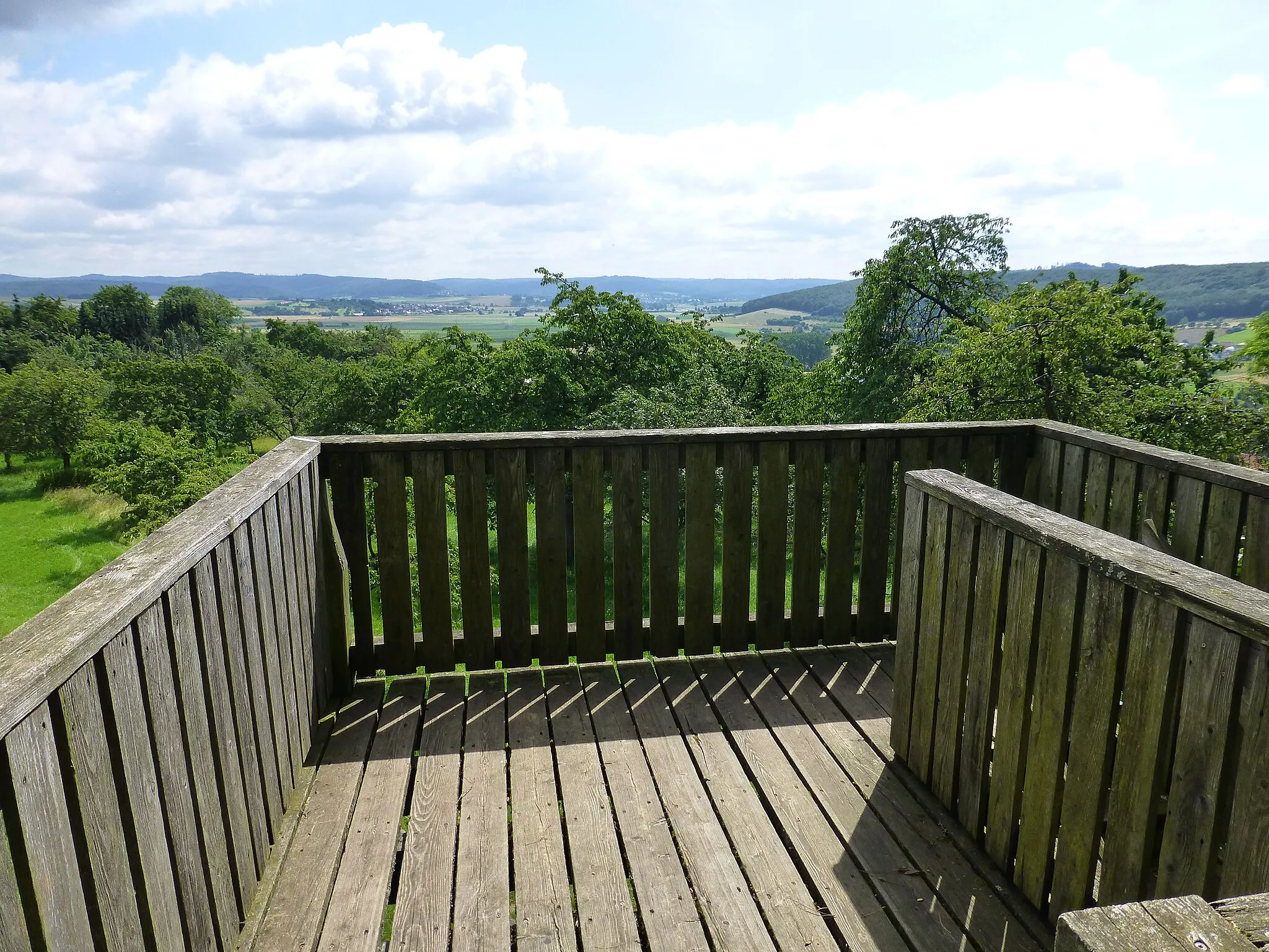 Photo showing: Blick vom Aussichtsturm bei Düdelsheim nach Osten zum Südwestrand des Vogelsbergs; mittig links Büches, rechts dahinter Büdingen (teils verdeckt)