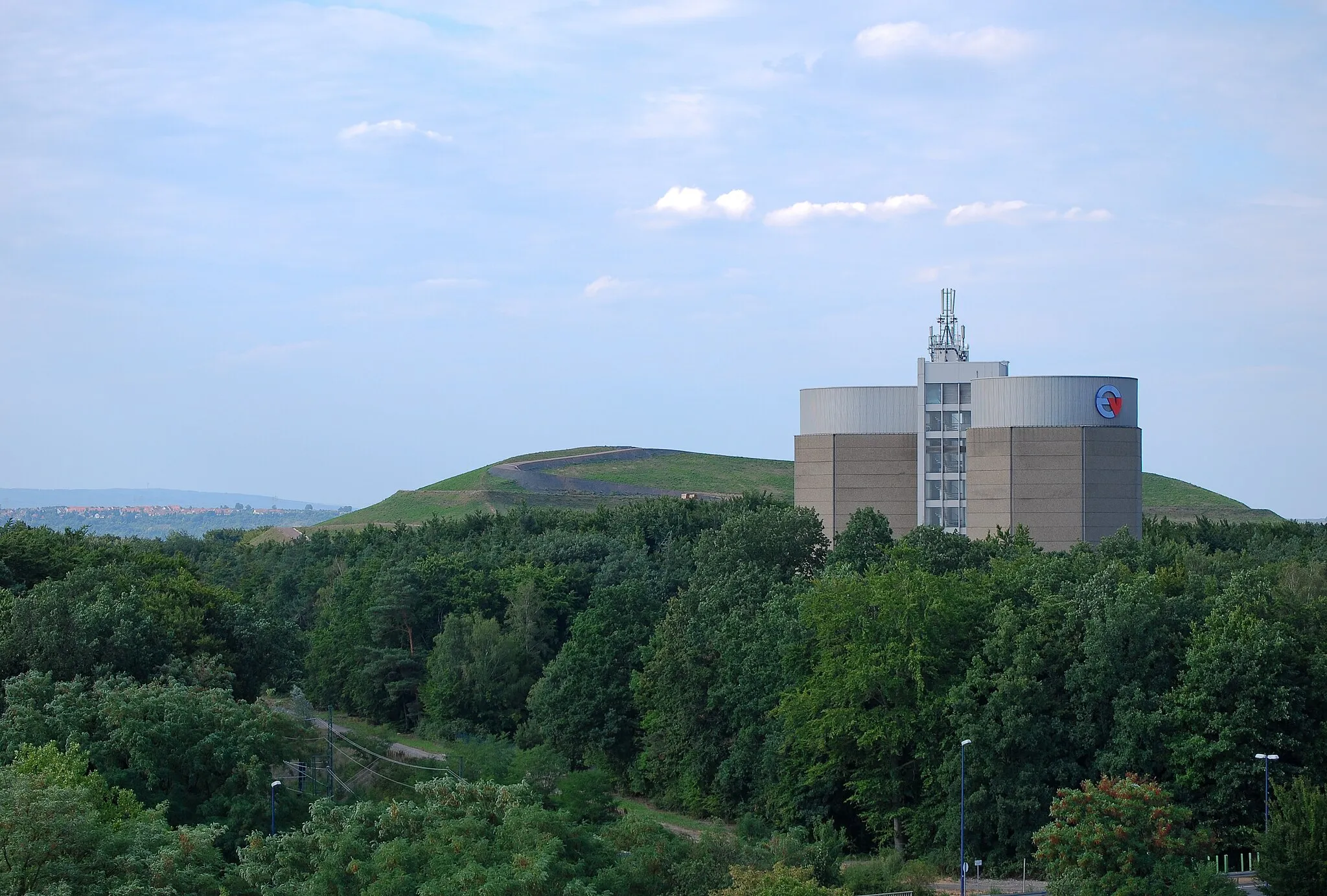 Photo showing: Der Wasserhochbehälter der Energieversorgung Offenbach (EVO). Es ist ein 45 Meter hoher Doppelturm, der 2 x 7.500 Kubikmeter Wasser speichern kann. Neben der Wasserspeicherung soll er durch seinen Standort auf dem Bieberer Berg für natürlichen Druck im Leitungssystem der EVO sorgen. Im Hintergrund der Schneckenberg.