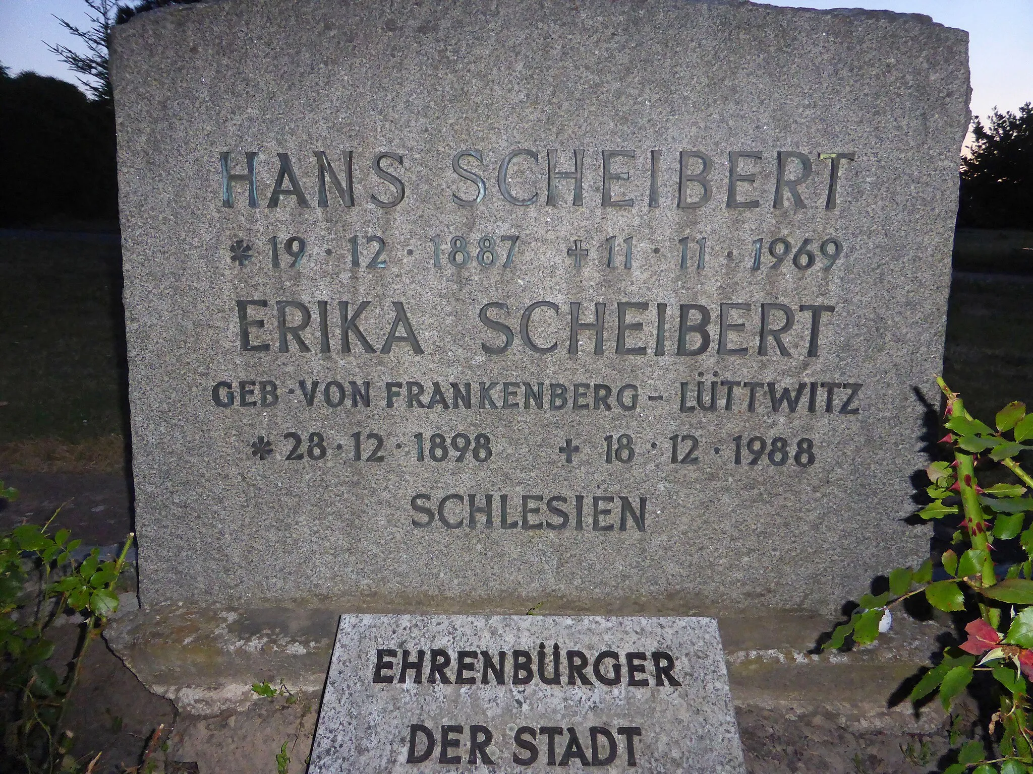 Photo showing: Grabstein in Eschershausen: Hans Scheibert, Ehrenbürger von Eschershausen.