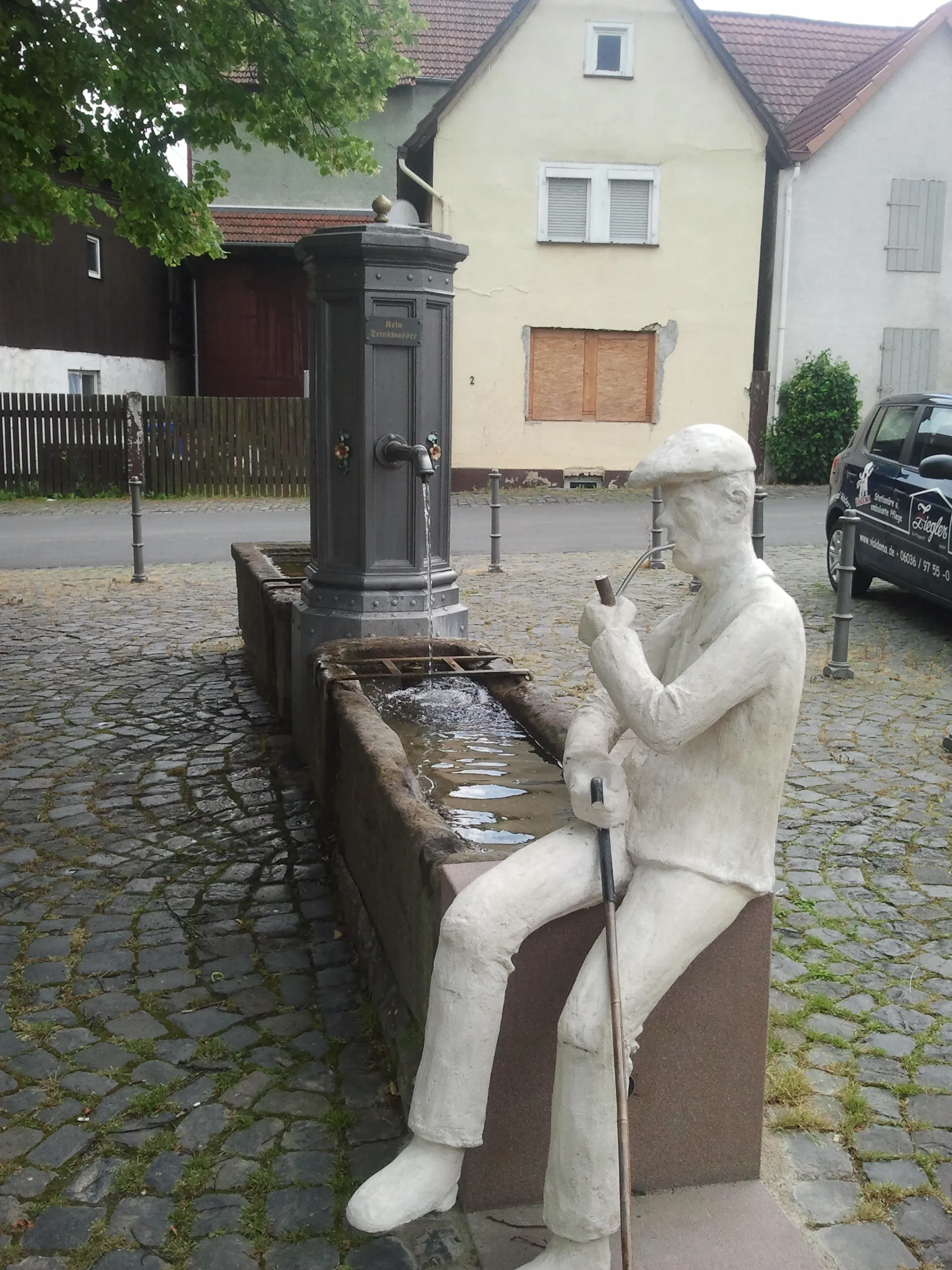 Photo showing: Brunnen am Kirchplatz mit Skulptur