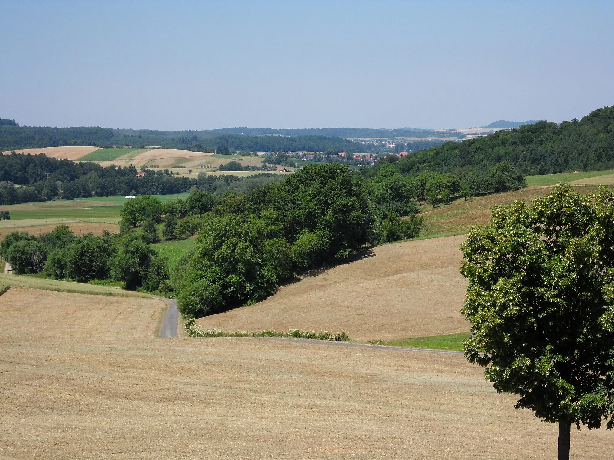 Photo showing: Blick über das untere Tal des Kilsbachs zur Gersprenzaue nach Nordwesten; in der Bildmitte hinten liegen Wersau und Groß-Bieberau