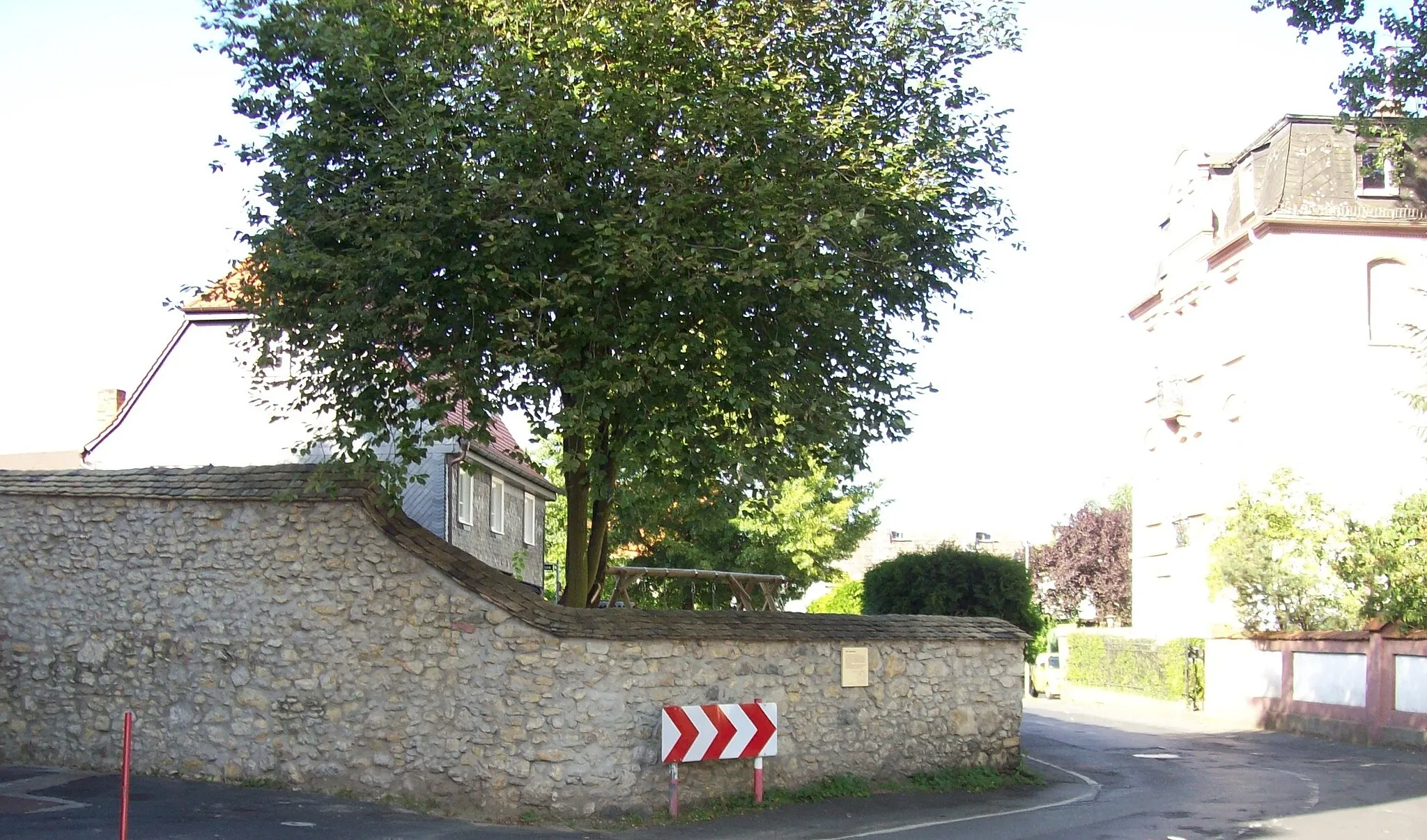 Photo showing: The old village wall from Bieber