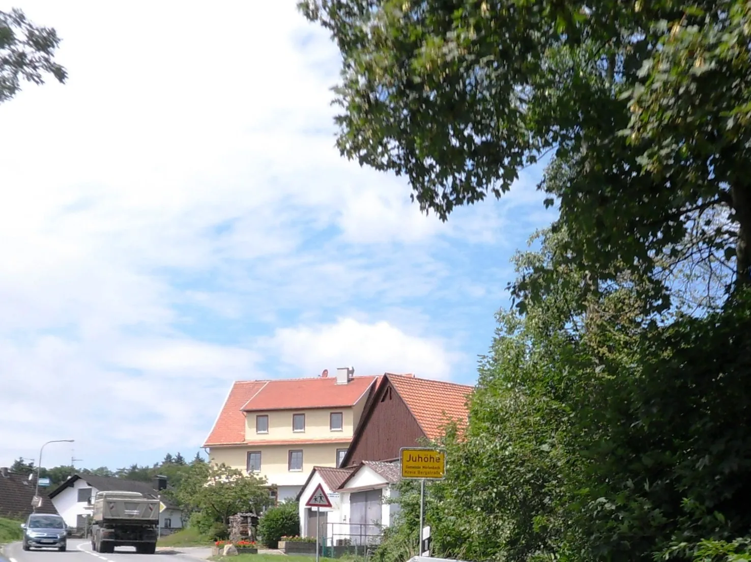Photo showing: Ortsteil Juhöhe in Mörlenbach im Odenwald mit Ortsdurchfahrt von Osten