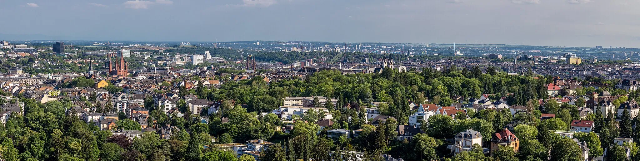 Photo showing: Panorama of Wiesbaden (and Mainz in the background) taken from Wiesbaden Neroberg