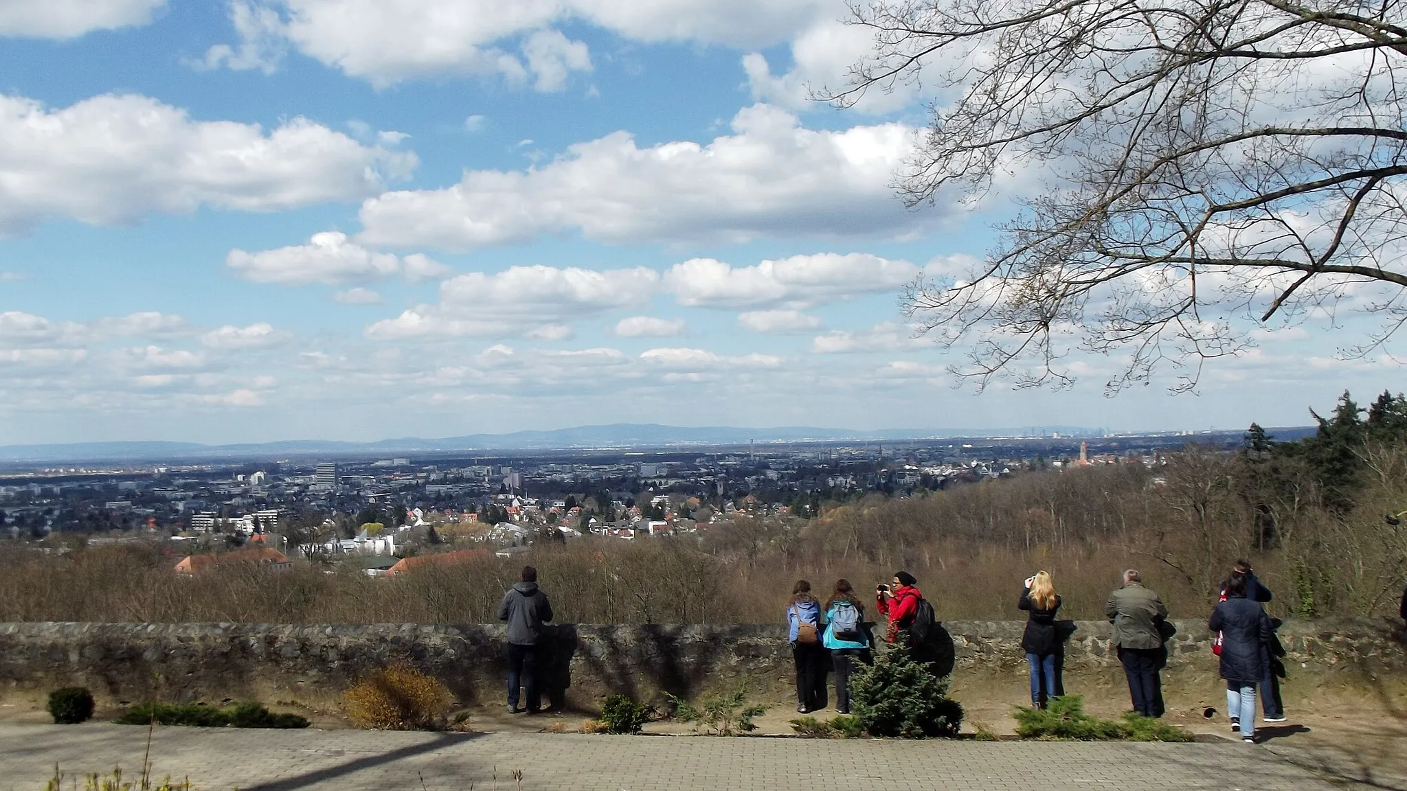 Photo showing: Ludwigshöhe mit Blick auf Darmstadt, hinten Taunus, hinten rechts Frankfurt am Main