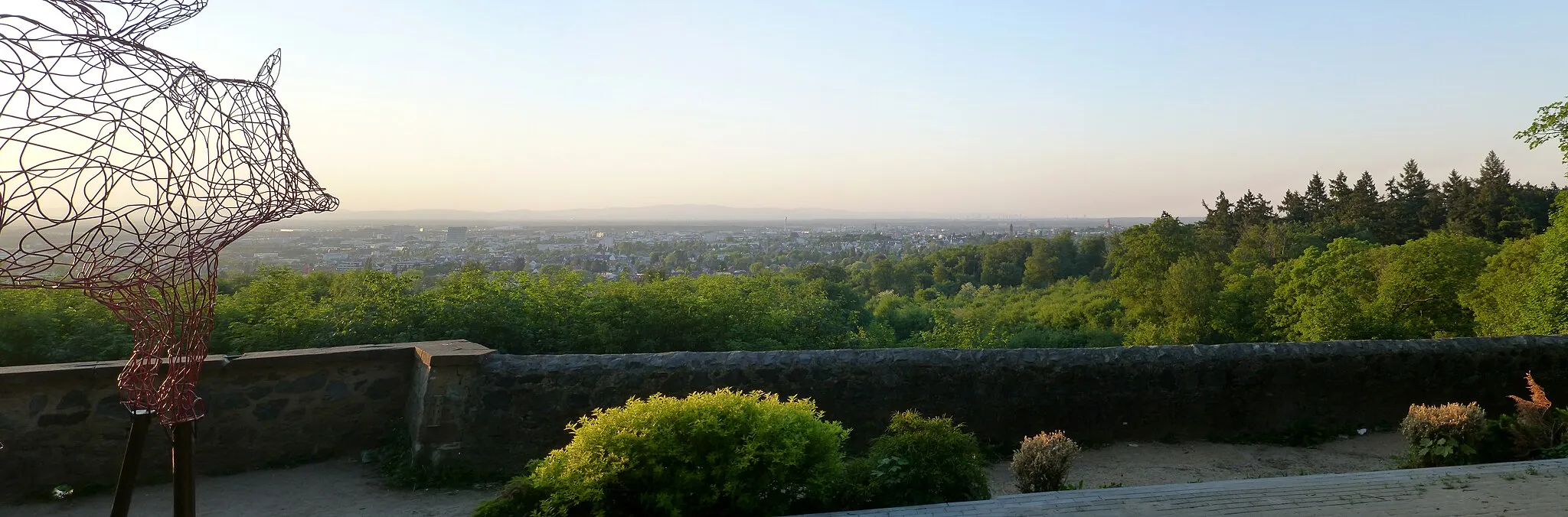 Photo showing: Panoramafoto von der Ludwigshöhe mit Blick nach Norden in Richtung Darmstadt; im Hintergrund der Taunus und mittig rechts Frankfurt am Main