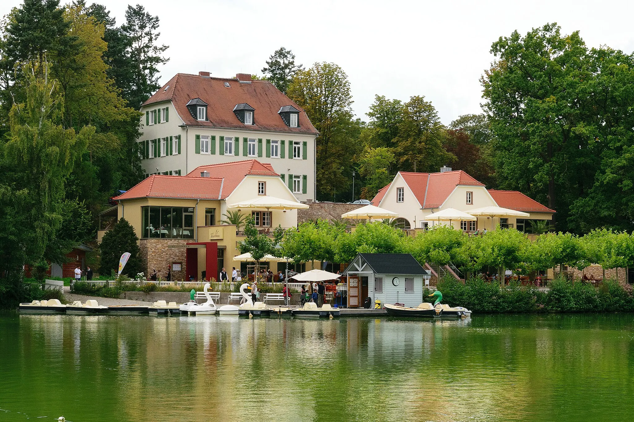 Photo showing: Restaurant/Café "Teichhaus" in municipal park of Bad Nauheim