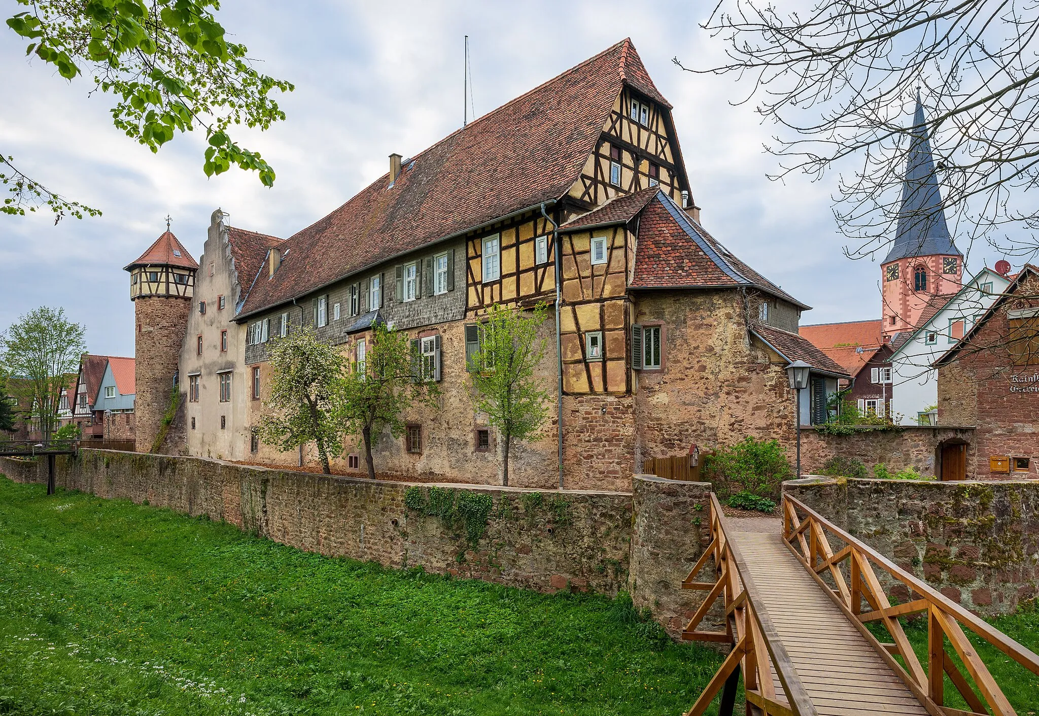 Photo showing: Michelstadt, Germany: the buildings of the former Michelstadt castle (also known as Kellerei, i.e. wine cellars), seen from south-east over the castle moat.