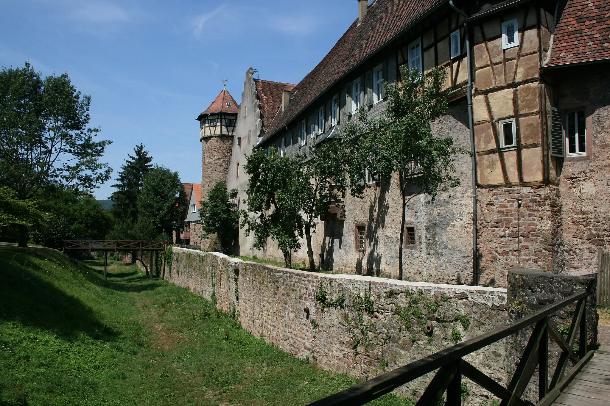 Photo showing: Michelstadt im Odenwald, Stadtgraben und Diebsturm der Stadtmauer, Rückseite der Kellerei.