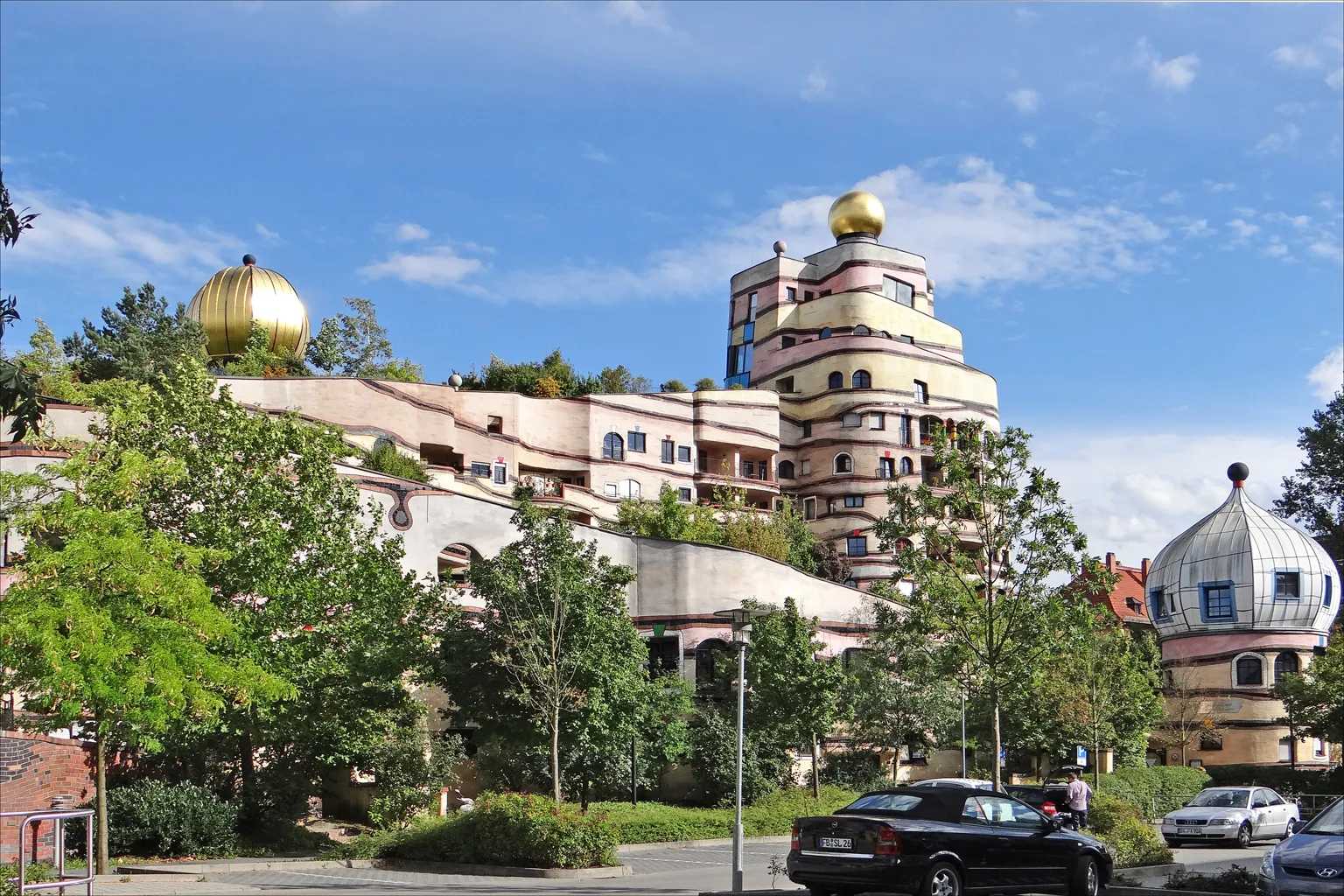 Photo showing: Vue d'ensemble de l'immeuble d'habitation appelé Waldspirale conçu par l'architecte et artiste autrichien Hundertwasser, l'immeuble a été terminé en 2000
Article de Wikipedia sur l'immeuble Waldspirale
fr.wikipedia.org/wiki/Waldspirale
Article sur Hundertwasser

fr.wikipedia.org/wiki/Friedensreich_Hundertwasser