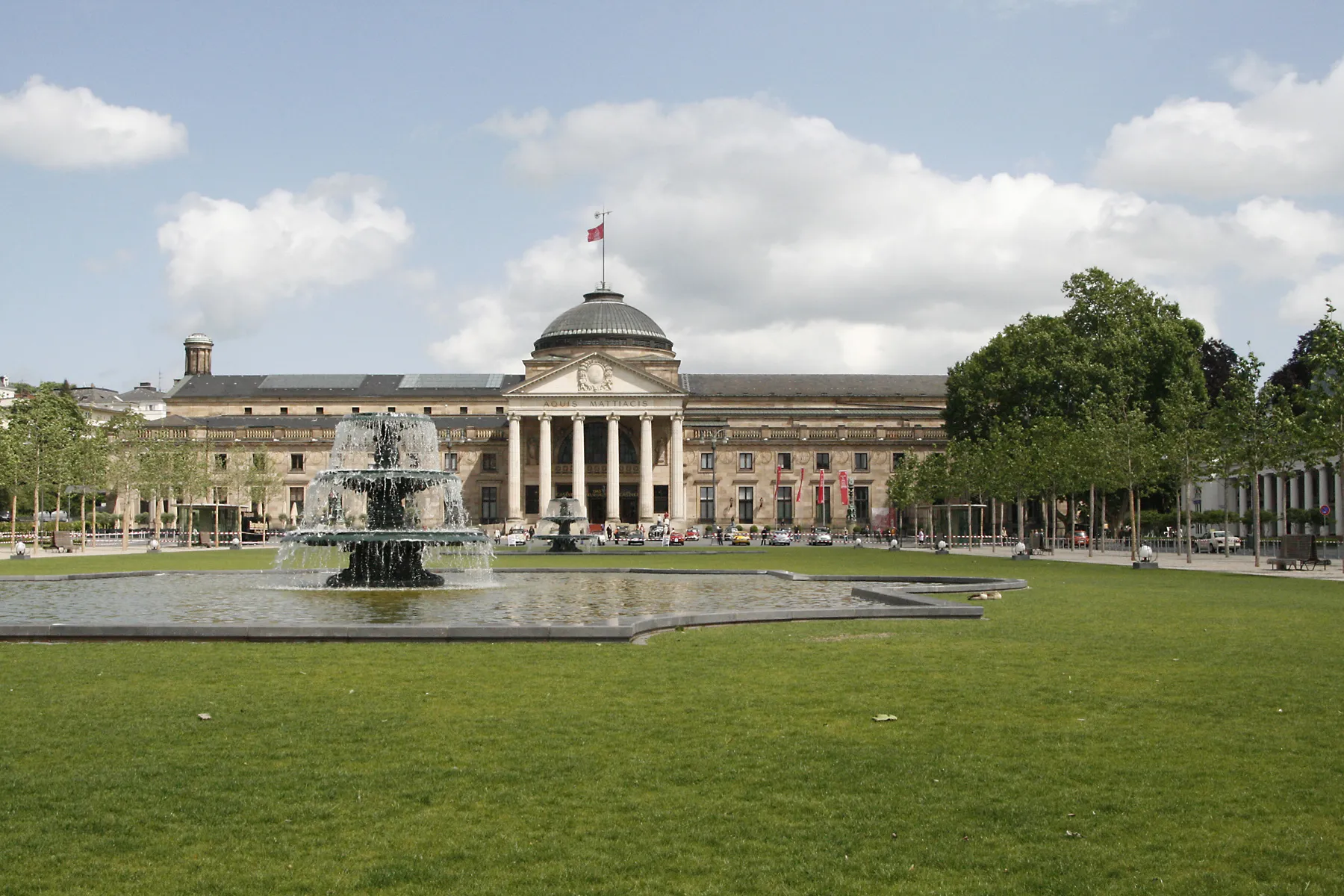 Photo showing: Kurhaus Wiesbaden with bowling green in the foreground