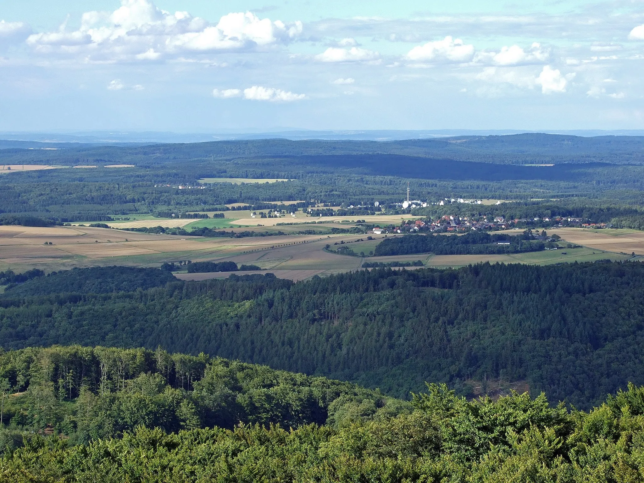 Photo showing: Die Erdfunkstelle Usingen, davor Merzhausen