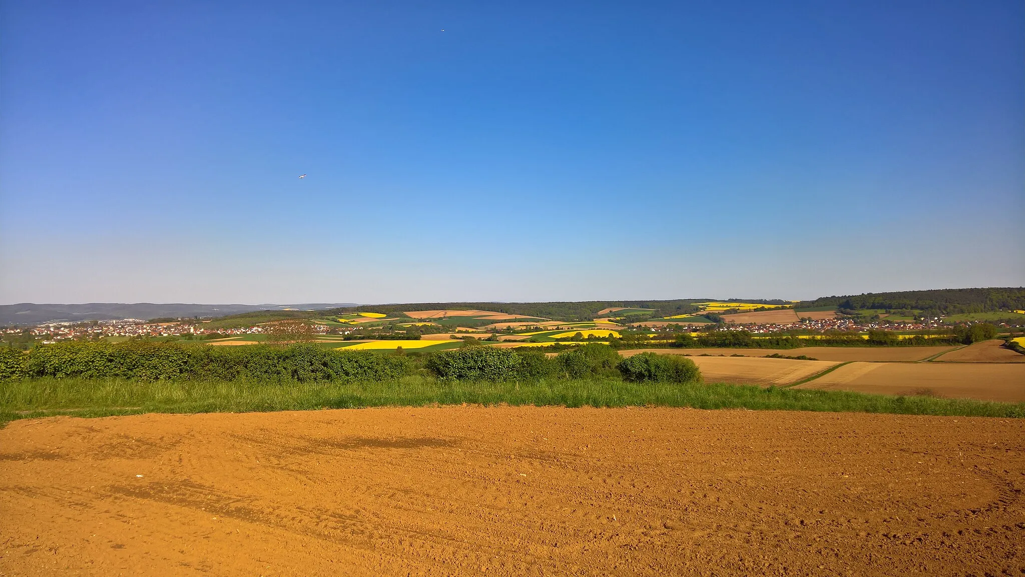 Photo showing: Ansicht von der Schaafheimer Warte ins Pflaumbachtal: im Bild links: Pflaumheim, Bild rechts: Wenigumstadt - beide heute Stadtteil von Großostheim