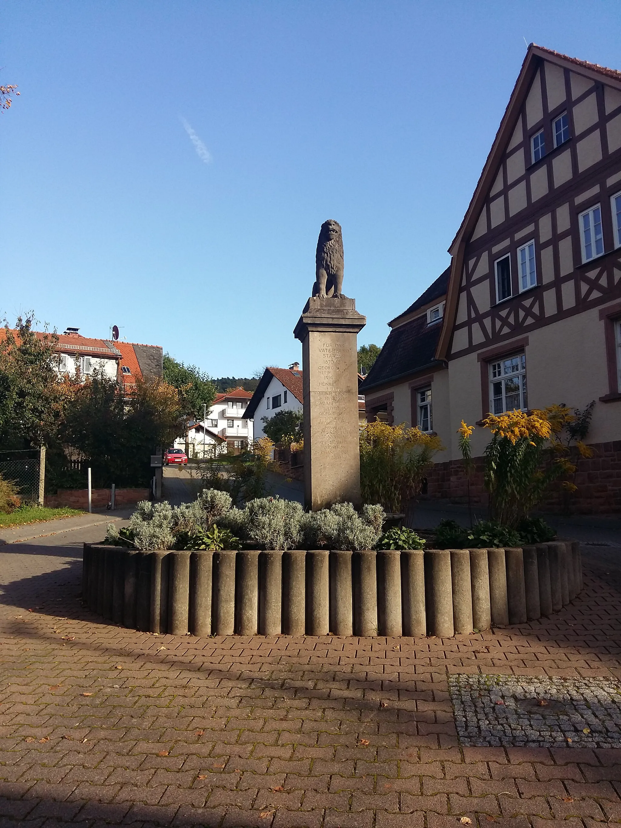 Photo showing: Quadratische Steinsäule, auf der eine Löwenfigur sitzt, zur Erinnerung an die Gefallenen der Kriege 1870/71 und 1914/18 aus dem Groß-Umstädter Stadtteil Wiebelsbach