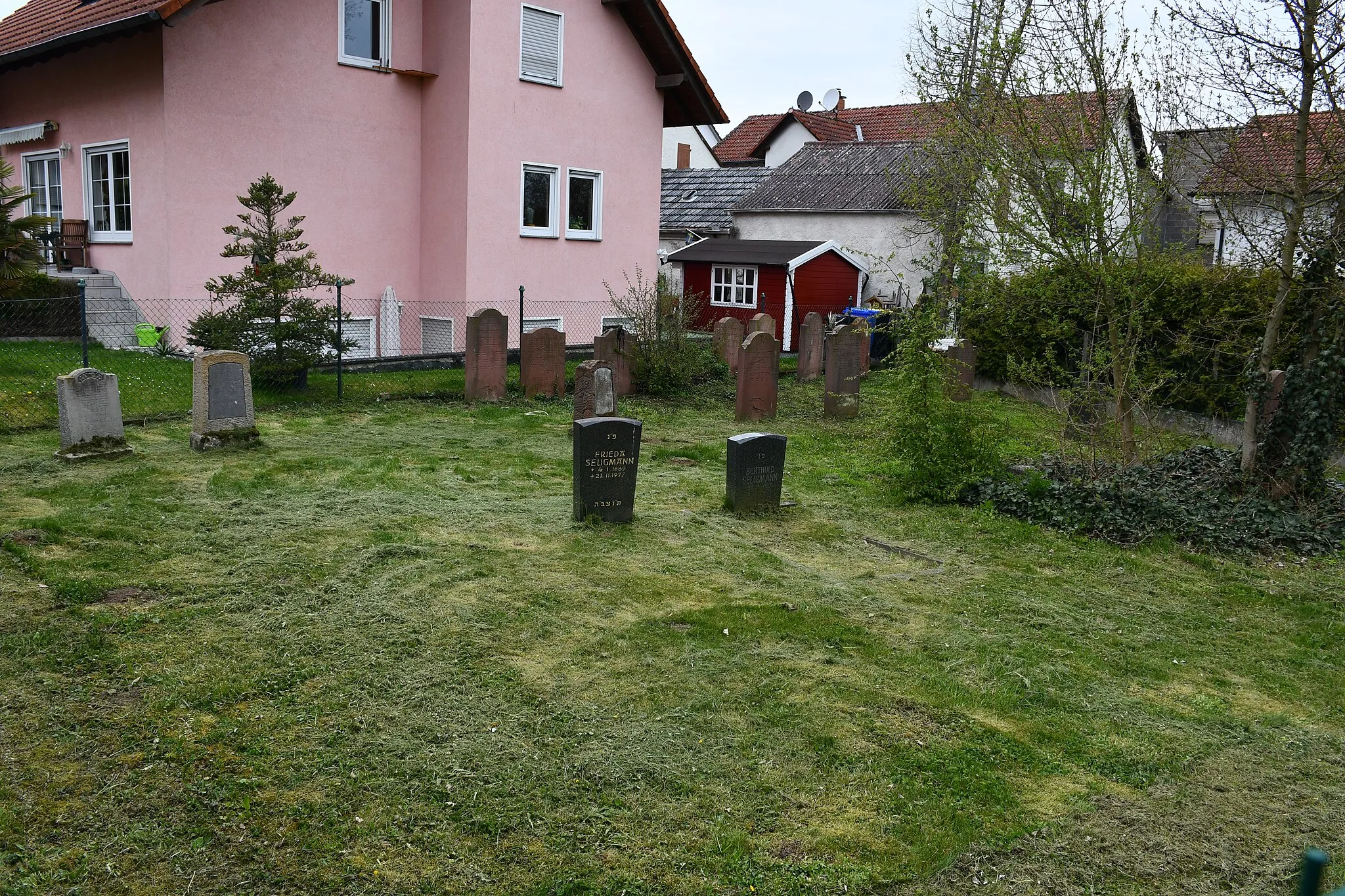 Photo showing: Blick aus Westen über den Zaun auf den südlichen Teil des jüdischen Friedhofes von Beienheim (Wetterau)