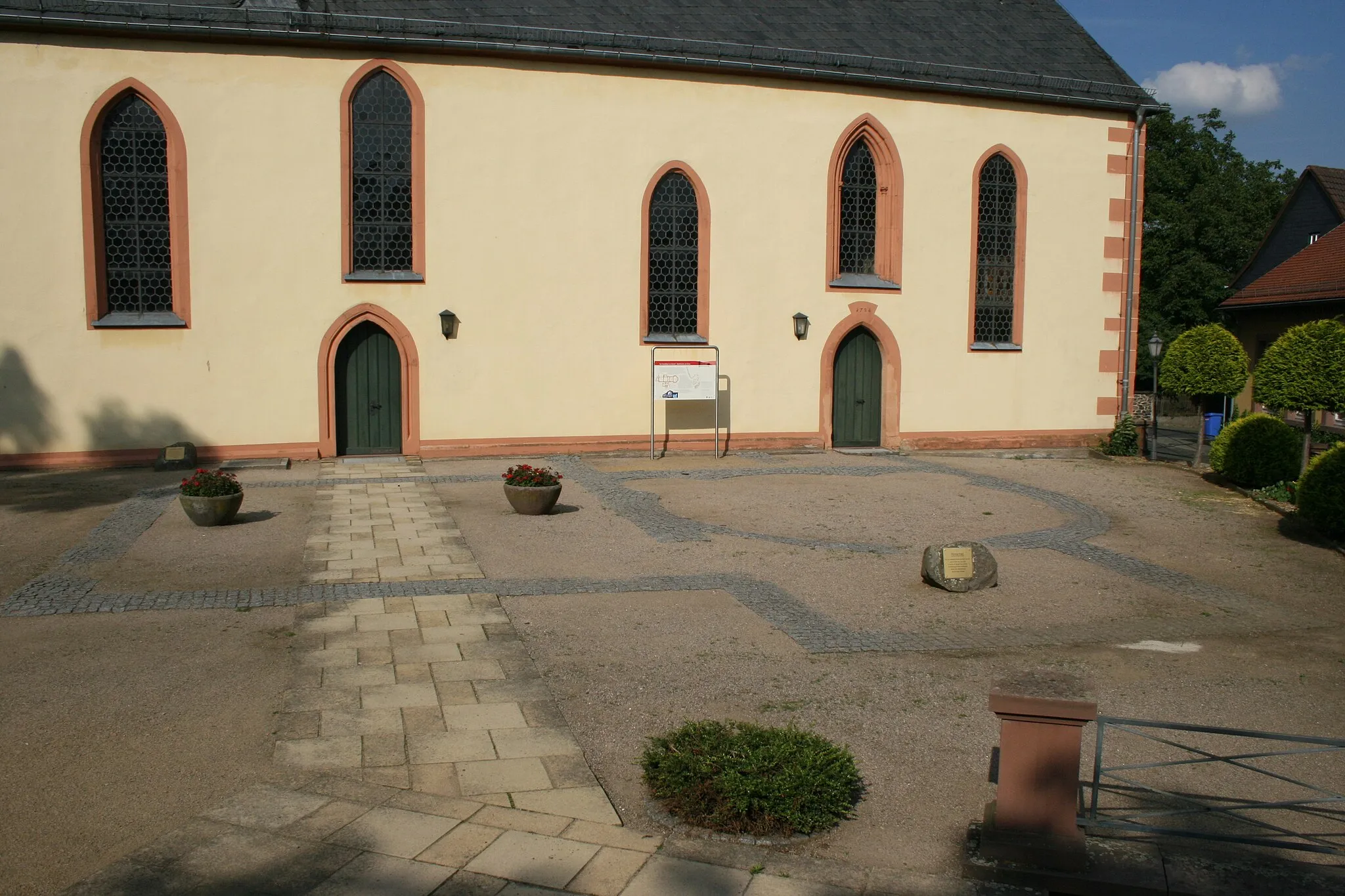 Photo showing: Im Pflaster vor der Kirche markiertes sudatorium des Kastellbades am de:Kastell Echzell.