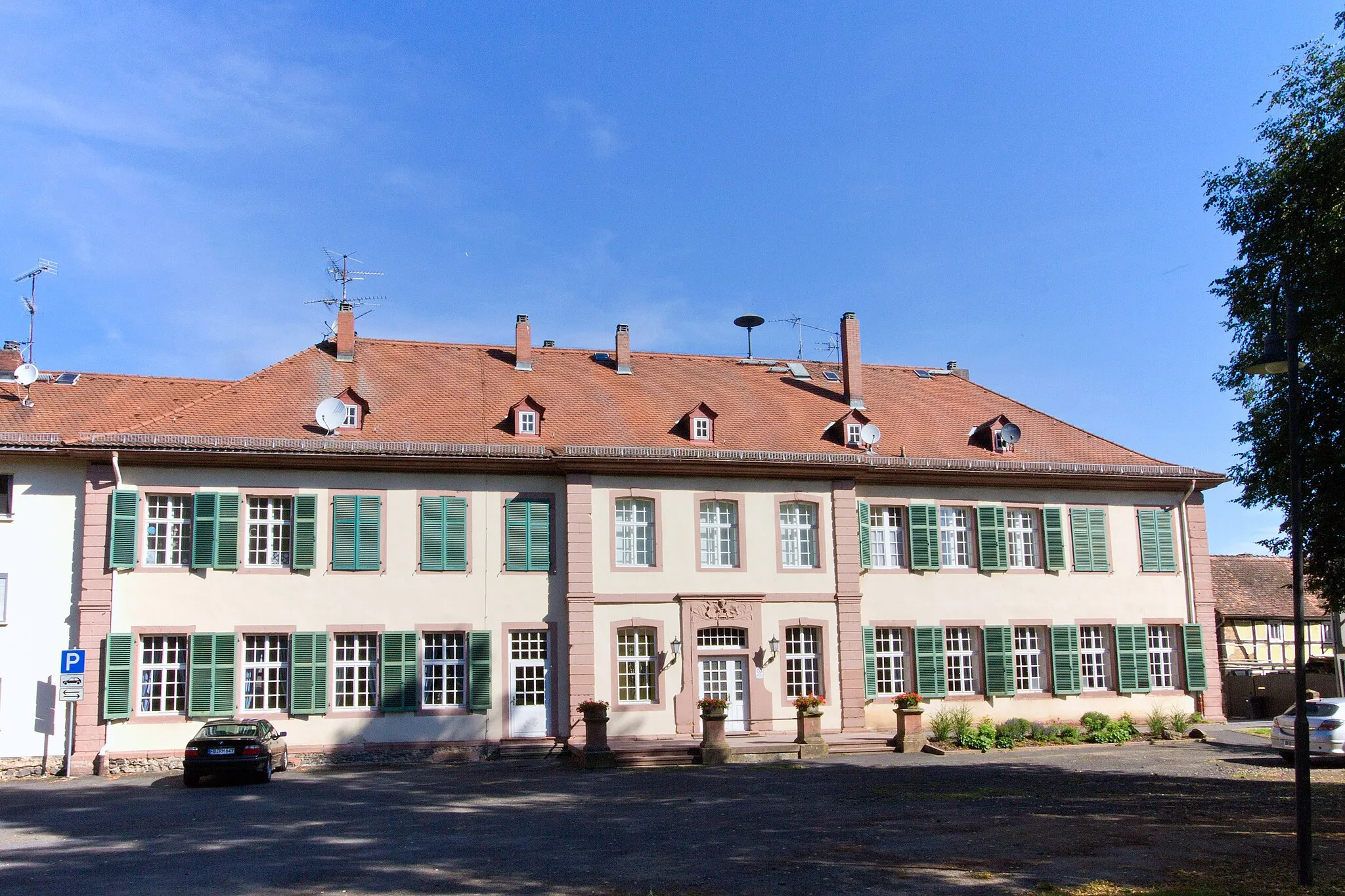 Photo showing: Das Löwsche Schloss wurde 1746 von Johann Friedrich Ferdinand von Löw erbaut. Der angelegte Herrengarten existiert heute nur noch zum Teil. Im Löwschen Schloss befindet sich heute das Bürgerhaus des Stadtteils Florstadt-Staden.