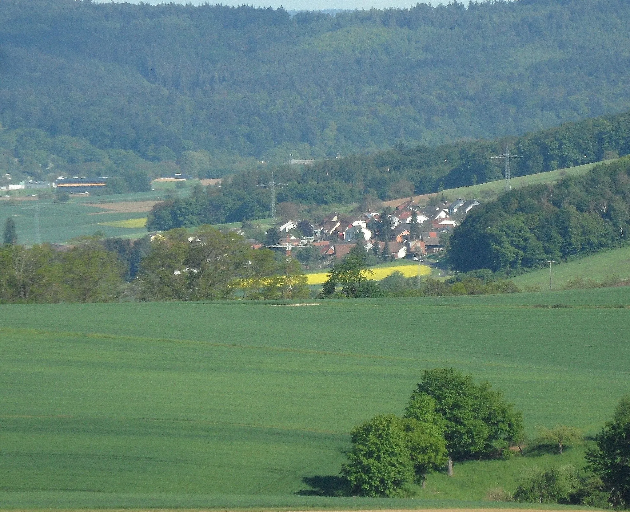 Photo showing: Blick vom Glauberg nach Südosten auf Orleshausen und das Seemenbachtal unterhalb Büdingen; Mai 2020
