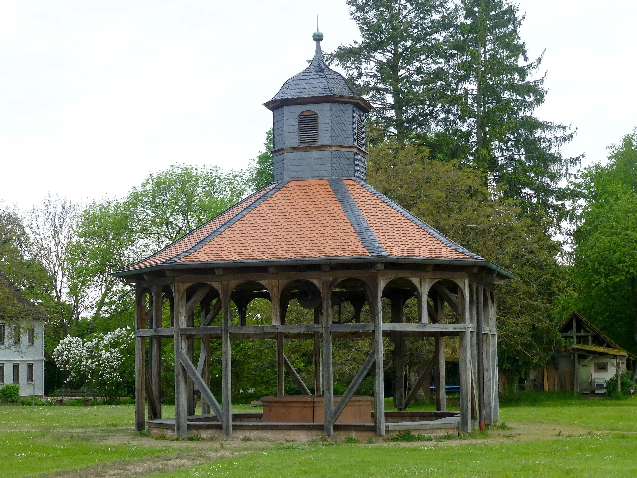 Photo showing: Brunnenhaus in der Siedlung Herrnhaag; Ansicht von Ostnordosten