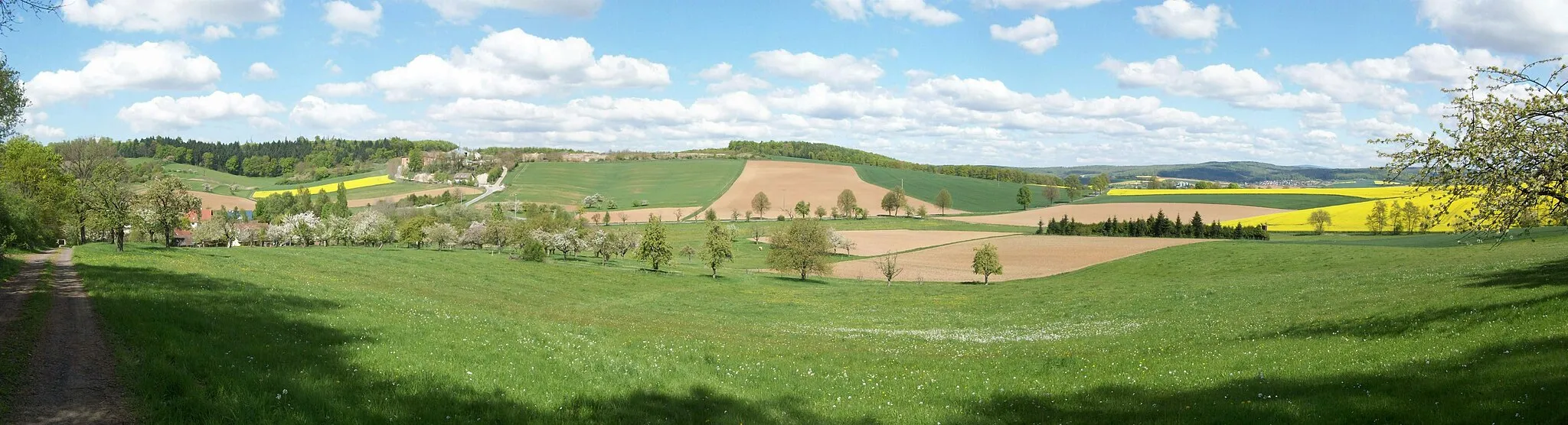 Photo showing: Panorama vom Nordende Calbachs Richtung Orleshausen am Aufgangsweg zur Burgruine Hardeck