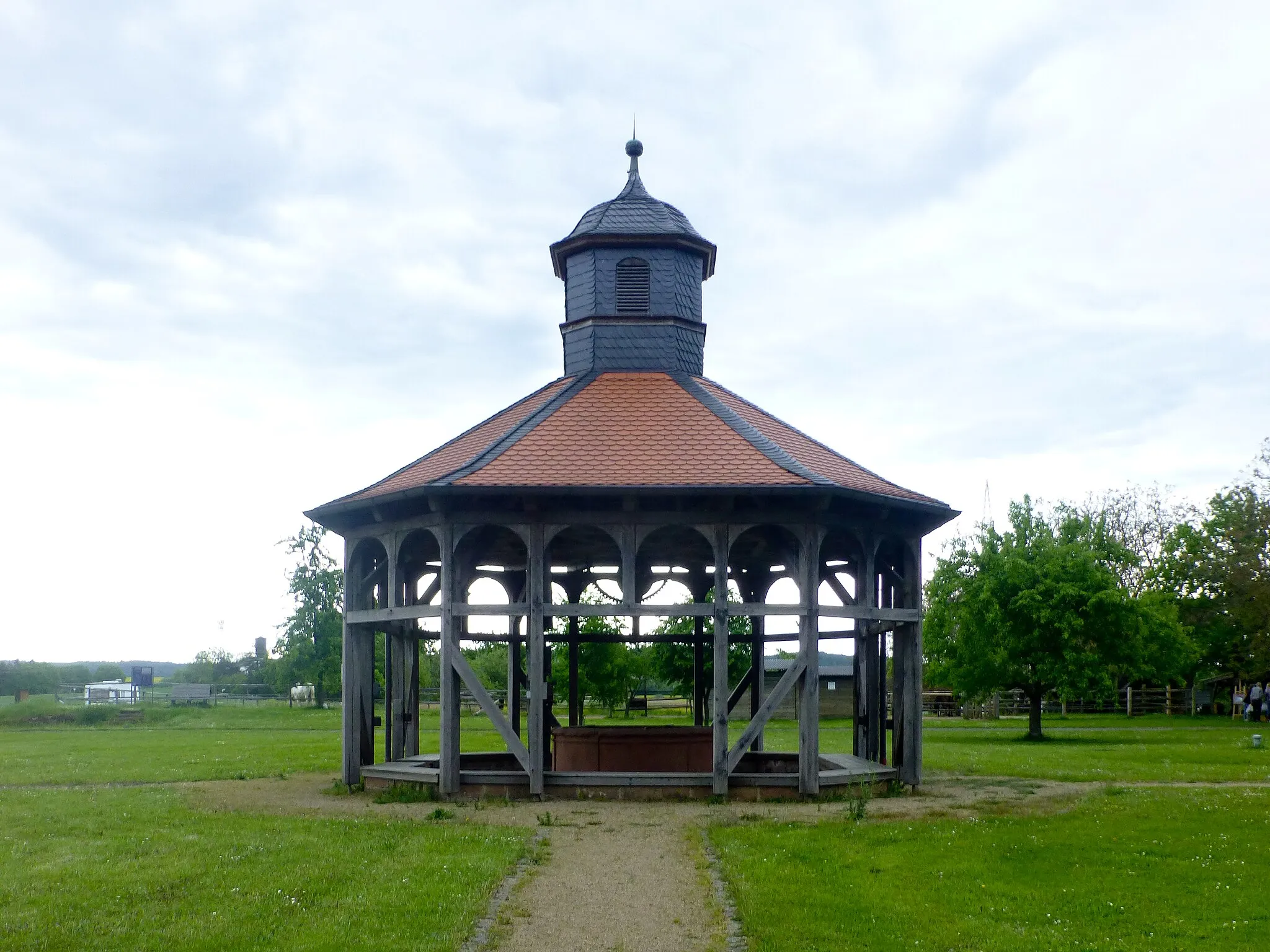 Photo showing: Brunnenhaus in der Siedlung Herrnhaag; Ansicht von Westen