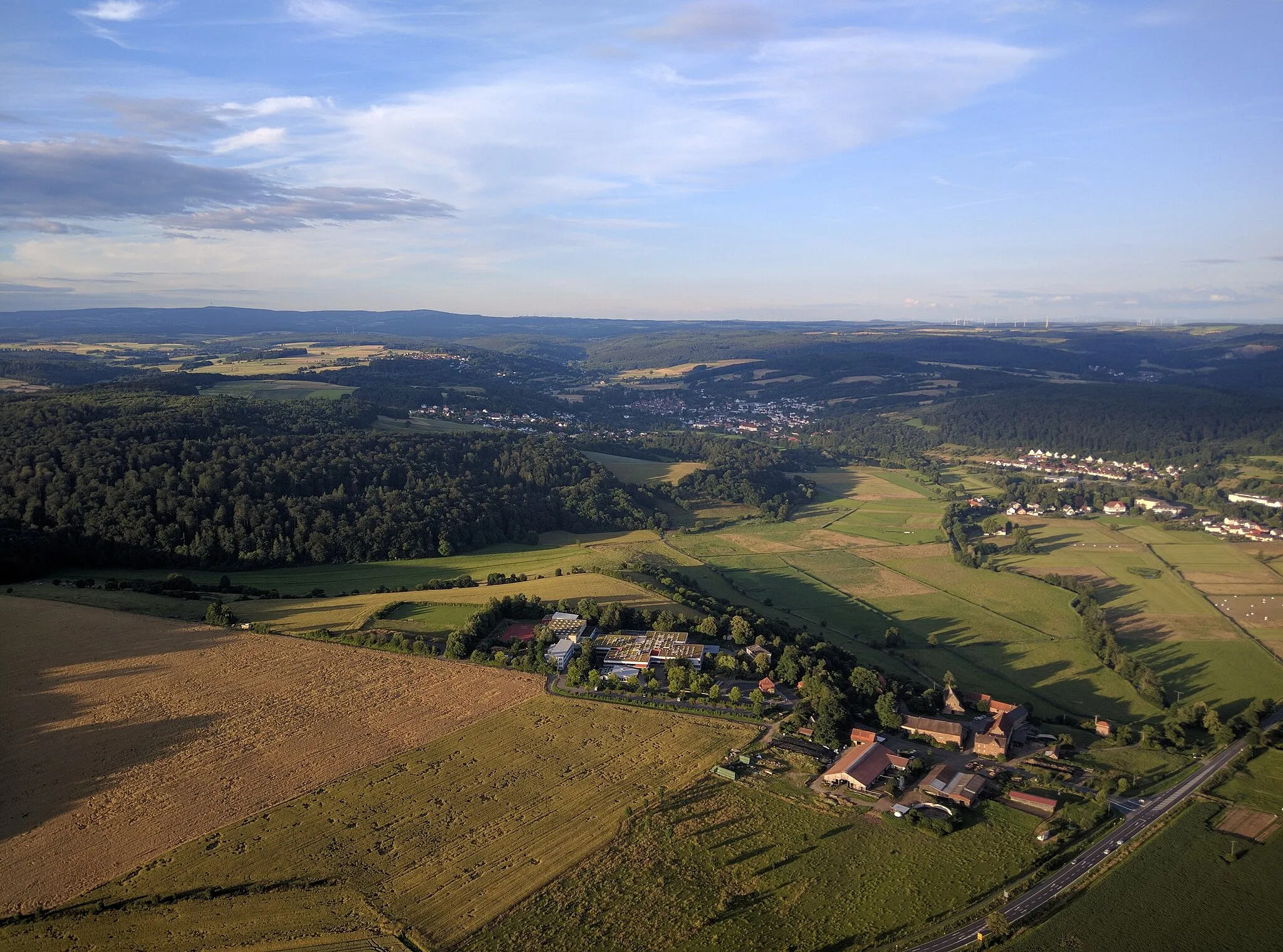 Photo showing: Aerial view of Konradsdorf from the southwestern direction (Viewing angle 61° mag. alignment) at an altitude of 478m above sea level.
The town in the background is Ortenberg.